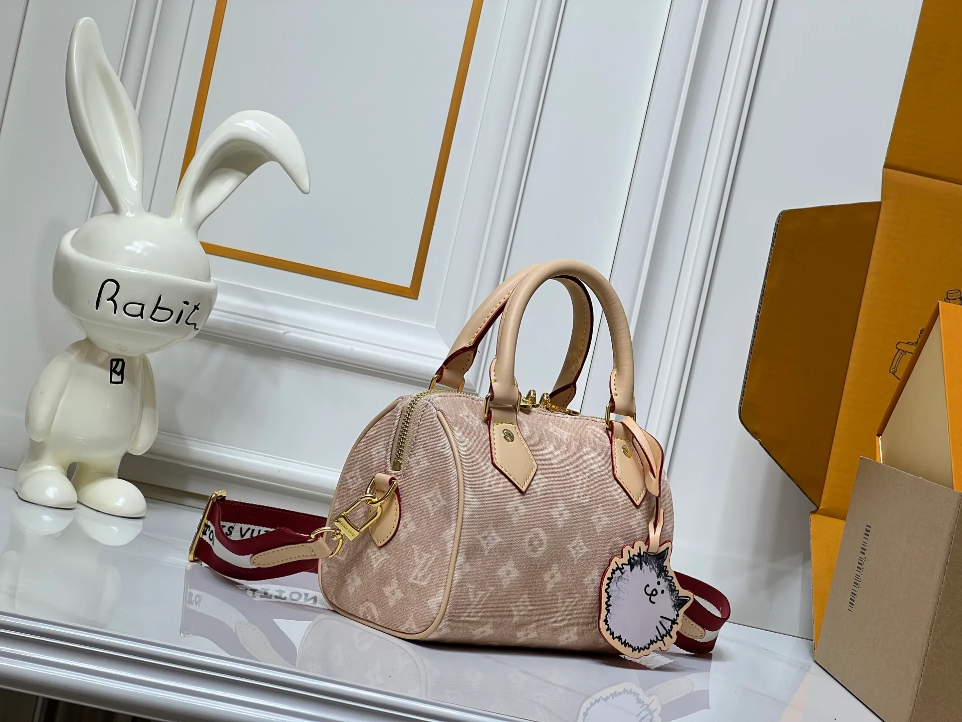 Batch 280💰M15151 M46234 This Speedy 20 Bandouliere handbag is made of Meowgram canvas and is eye-catching in the LV Travels With Grace Coddington collaboration series created by the brand and the former creative director of vogue. Cute cat-shaped pendants and leather handles are rich in details, and metal parts such as padlocks add elegant touches. Size: 20cm