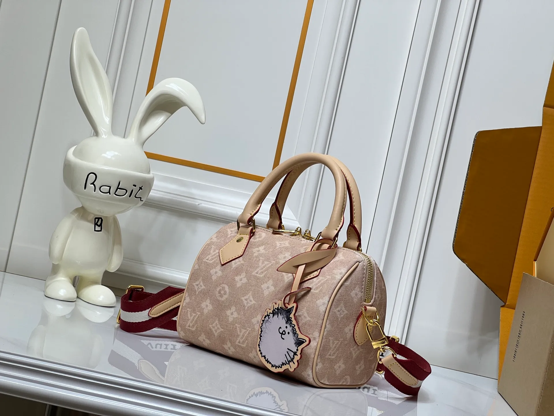 Batch 280💰M15151 M46234 This Speedy 20 Bandouliere handbag is made of Meowgram canvas and is eye-catching in the LV Travels With Grace Coddington collaboration series created by the brand and the former creative director of vogue. Cute cat-shaped pendants and leather handles are rich in details, and metal parts such as padlocks add elegant touches. Size: 20cm