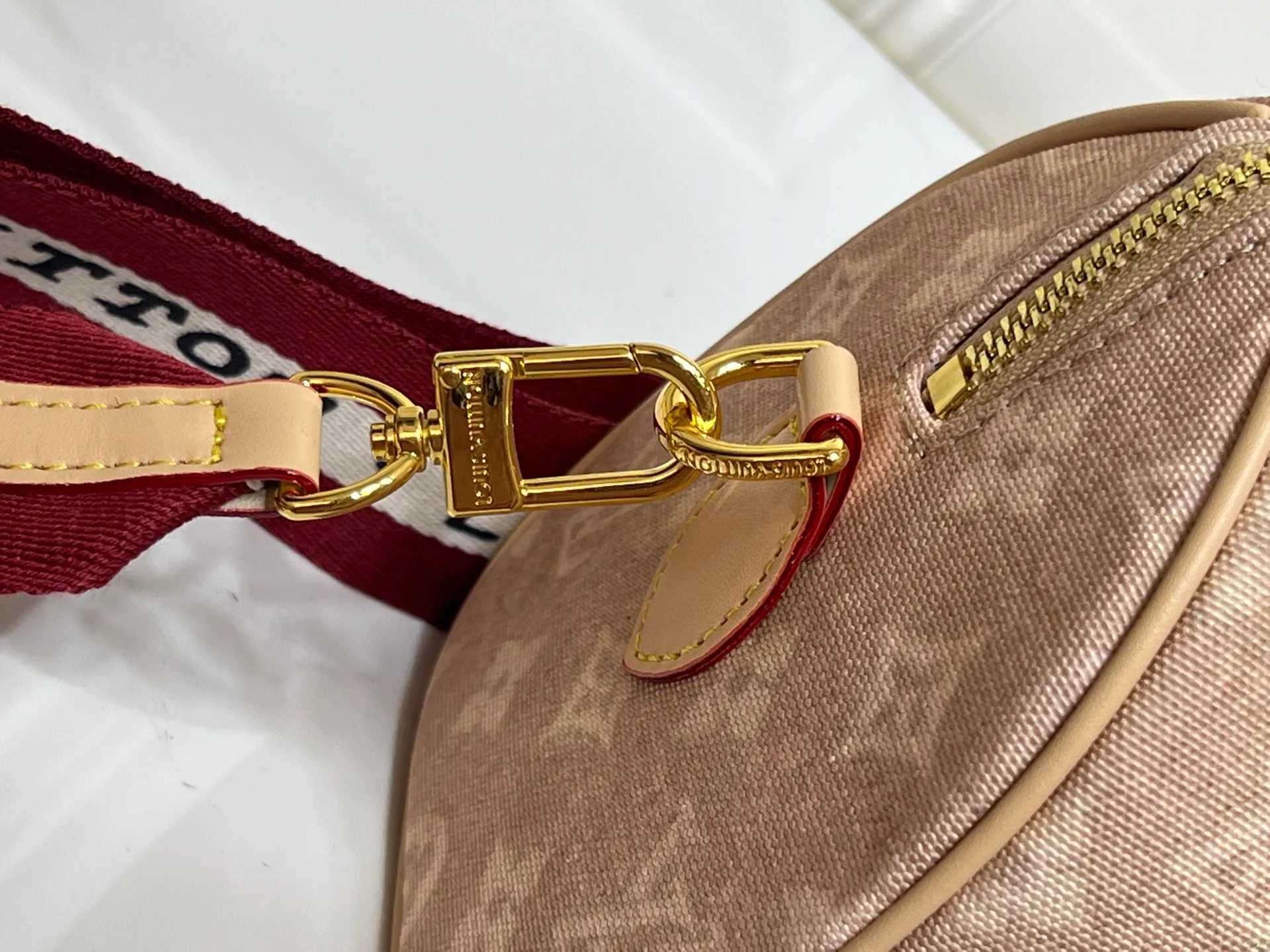 Batch 280💰M15151 M46234 This Speedy 20 Bandouliere handbag is made of Meowgram canvas and is eye-catching in the LV Travels With Grace Coddington collaboration series created by the brand and the former creative director of vogue. Cute cat-shaped pendants and leather handles are rich in details, and metal parts such as padlocks add elegant touches. Size: 20cm