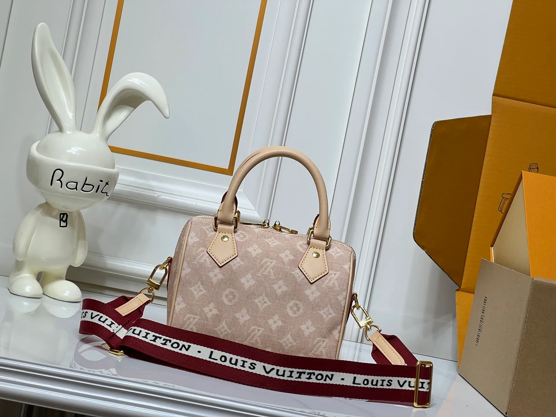 Batch 280💰M15151 M46234 This Speedy 20 Bandouliere handbag is made of Meowgram canvas and is eye-catching in the LV Travels With Grace Coddington collaboration series created by the brand and the former creative director of vogue. Cute cat-shaped pendants and leather handles are rich in details, and metal parts such as padlocks add elegant touches. Size: 20cm