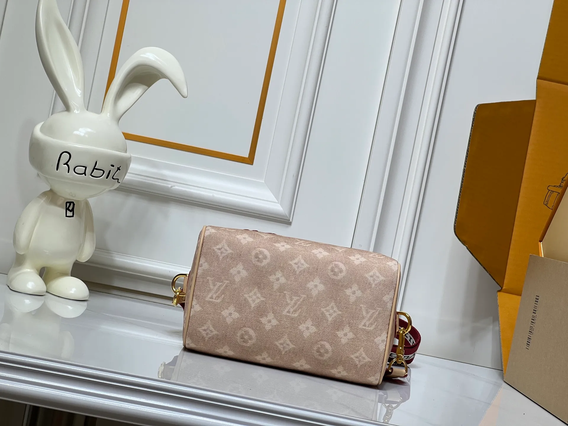 Batch 280💰M15151 M46234 This Speedy 20 Bandouliere handbag is made of Meowgram canvas and is eye-catching in the LV Travels With Grace Coddington collaboration series created by the brand and the former creative director of vogue. Cute cat-shaped pendants and leather handles are rich in details, and metal parts such as padlocks add elegant touches. Size: 20cm