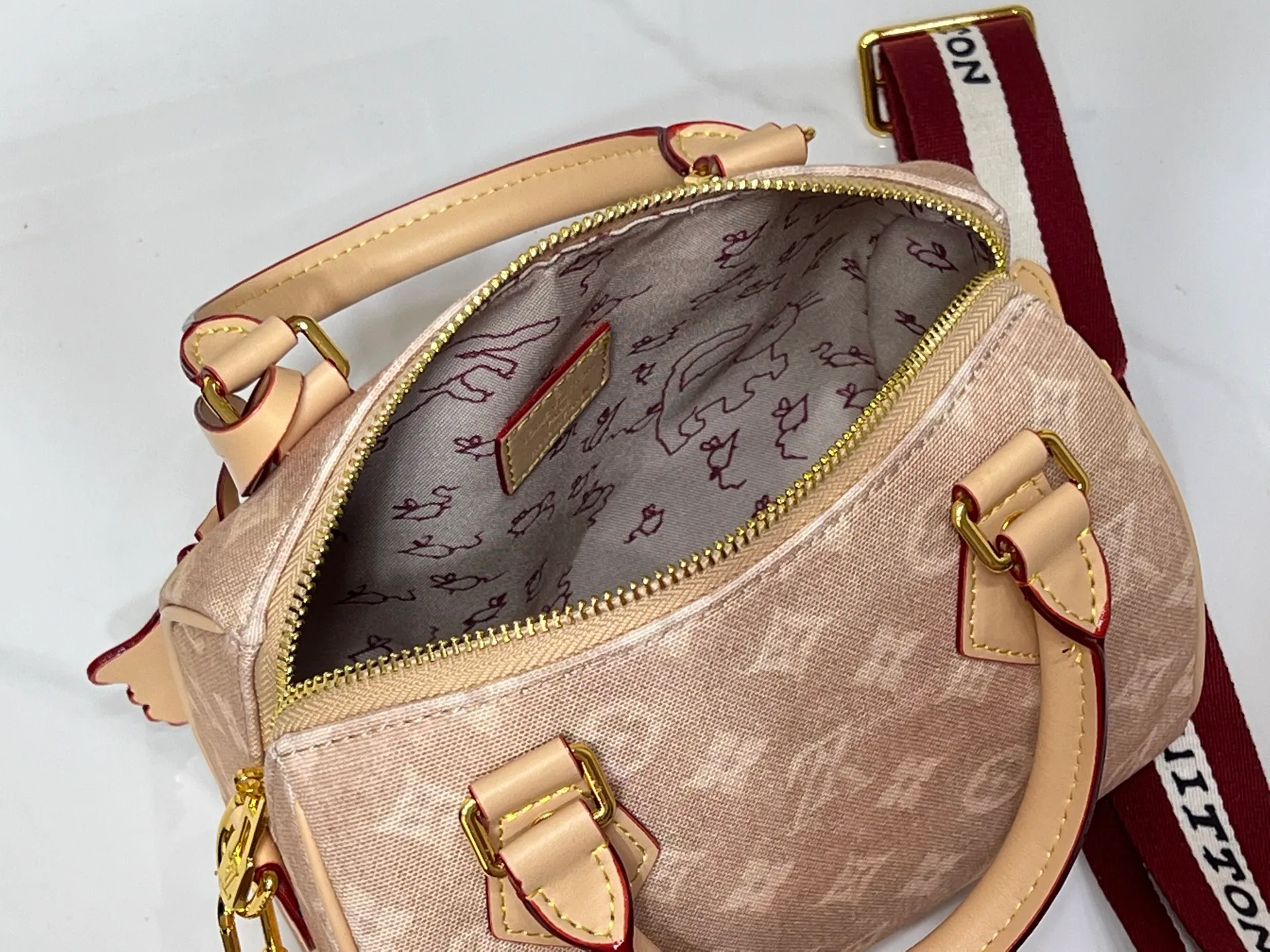 Batch 280💰M15151 M46234 This Speedy 20 Bandouliere handbag is made of Meowgram canvas and is eye-catching in the LV Travels With Grace Coddington collaboration series created by the brand and the former creative director of vogue. Cute cat-shaped pendants and leather handles are rich in details, and metal parts such as padlocks add elegant touches. Size: 20cm