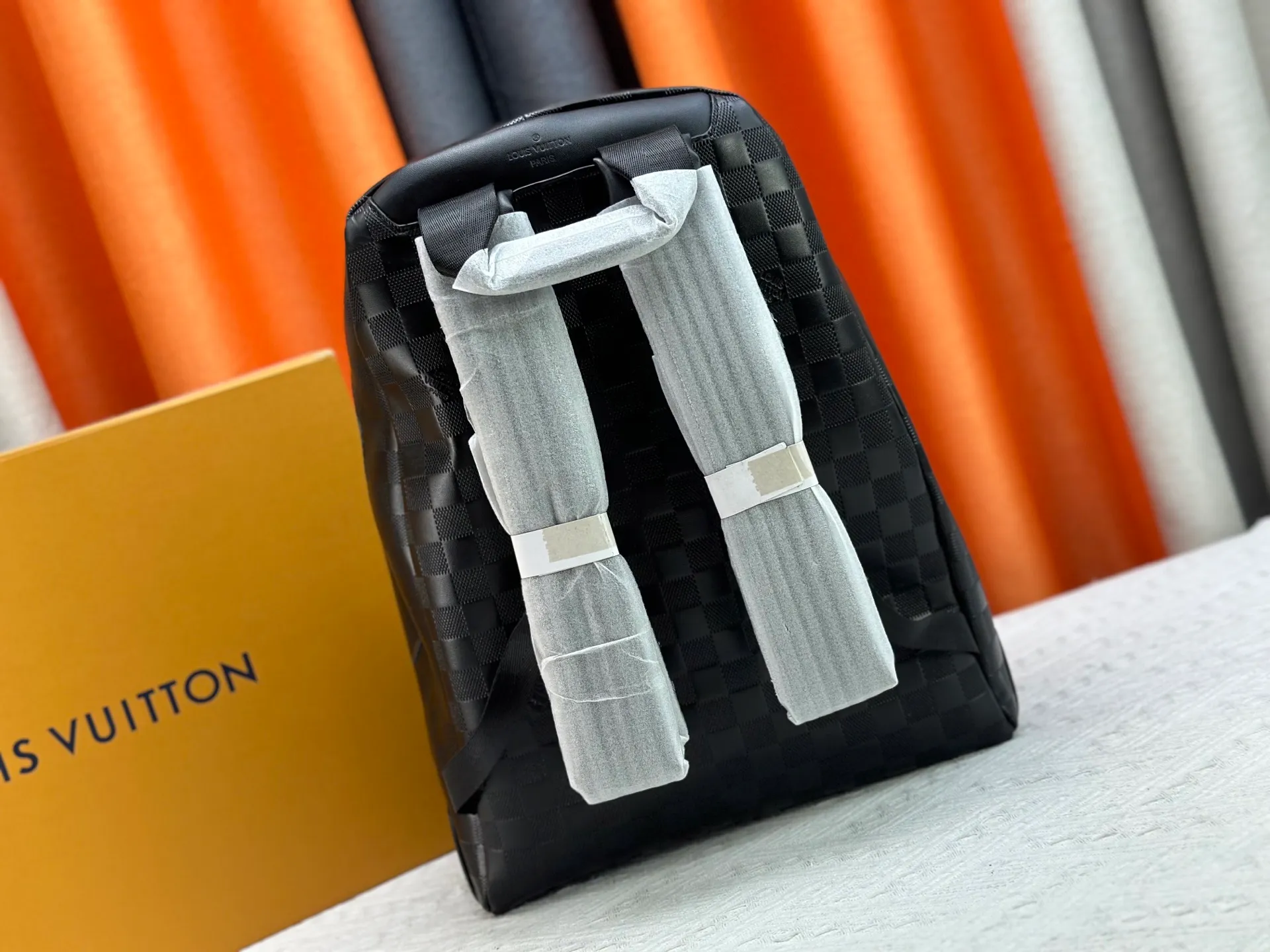 P320 Model: N40094 CAMPUS Backpack The Damier Infini cowhide of this Campus backpack has a silver luster, and the brand's classic Damier checkerboard pattern is reinterpreted with an embossed texture. The silver zipper focuses attention, and the design of multiple inner pockets and outer zipper compartments is in line with pragmatism. 30.0 x 39.0 x 13.0 cm (Length x Height x Width) Damier Infini Onyx Silver Cowhide Leather Cowhide trim Textile lining Silver hardware Adjustable leather shoulder strap Top handle Zip closure Outside zipper compartment Double patch pockets Double interior pockets Interior patch pockets Tuck away