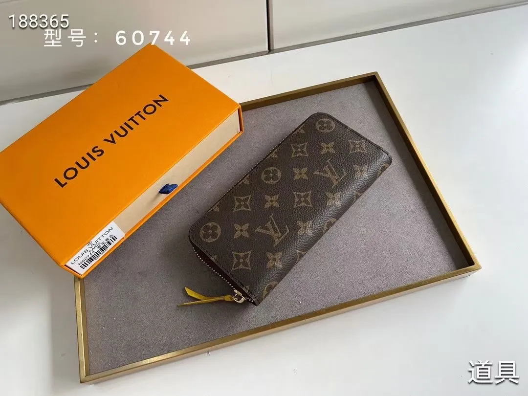 P100💰💎The original LV Clemence wallet is small and compact but has ample capacity. It is made of exquisite and durable Monogram canvas material. Bright color lining and leather zippers show off the playful charm of women. Model: 60744/60742. Size: 19.5×9×1.5cm