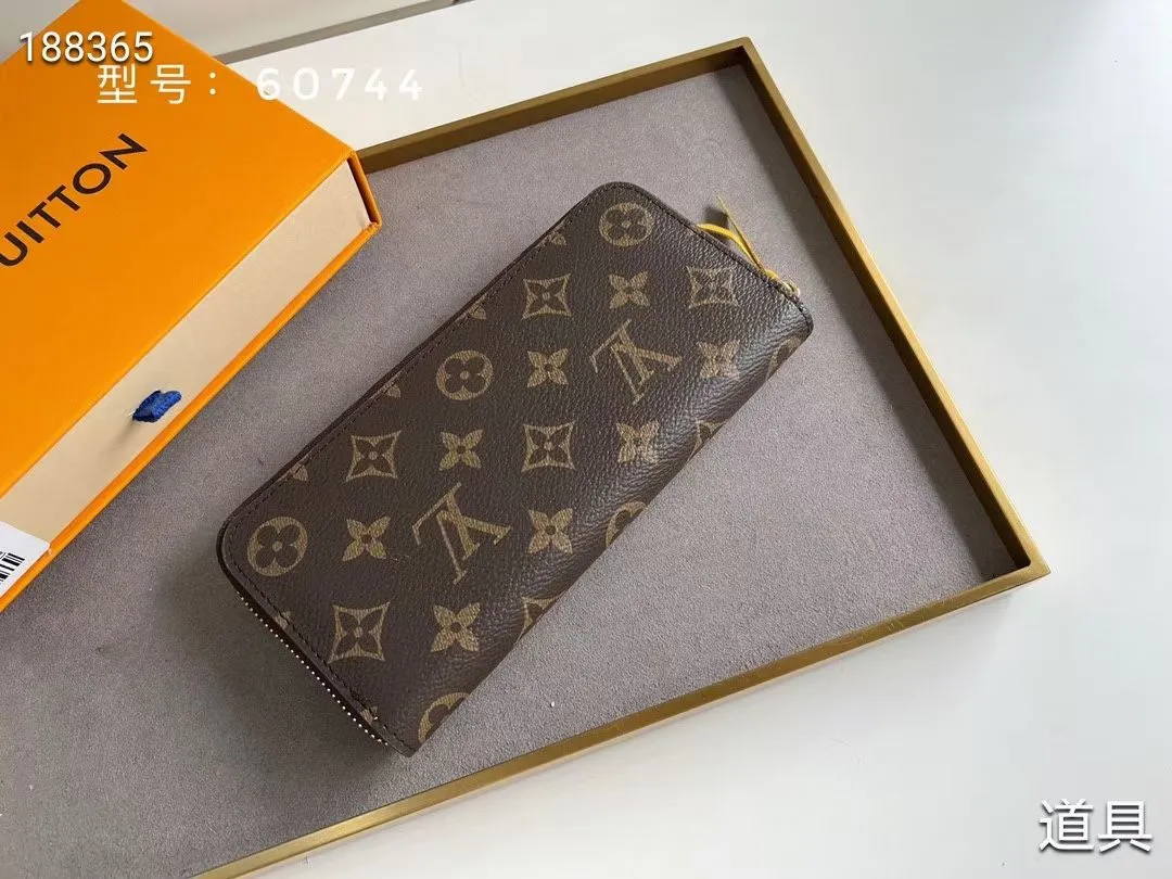 P100💰💎The original LV Clemence wallet is small and compact but has ample capacity. It is made of exquisite and durable Monogram canvas material. Bright color lining and leather zippers show off the playful charm of women. Model: 60744/60742. Size: 19.5×9×1.5cm