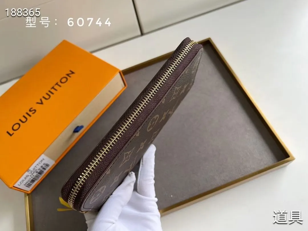 P100💰💎The original LV Clemence wallet is small and compact but has ample capacity. It is made of exquisite and durable Monogram canvas material. Bright color lining and leather zippers show off the playful charm of women. Model: 60744/60742. Size: 19.5×9×1.5cm