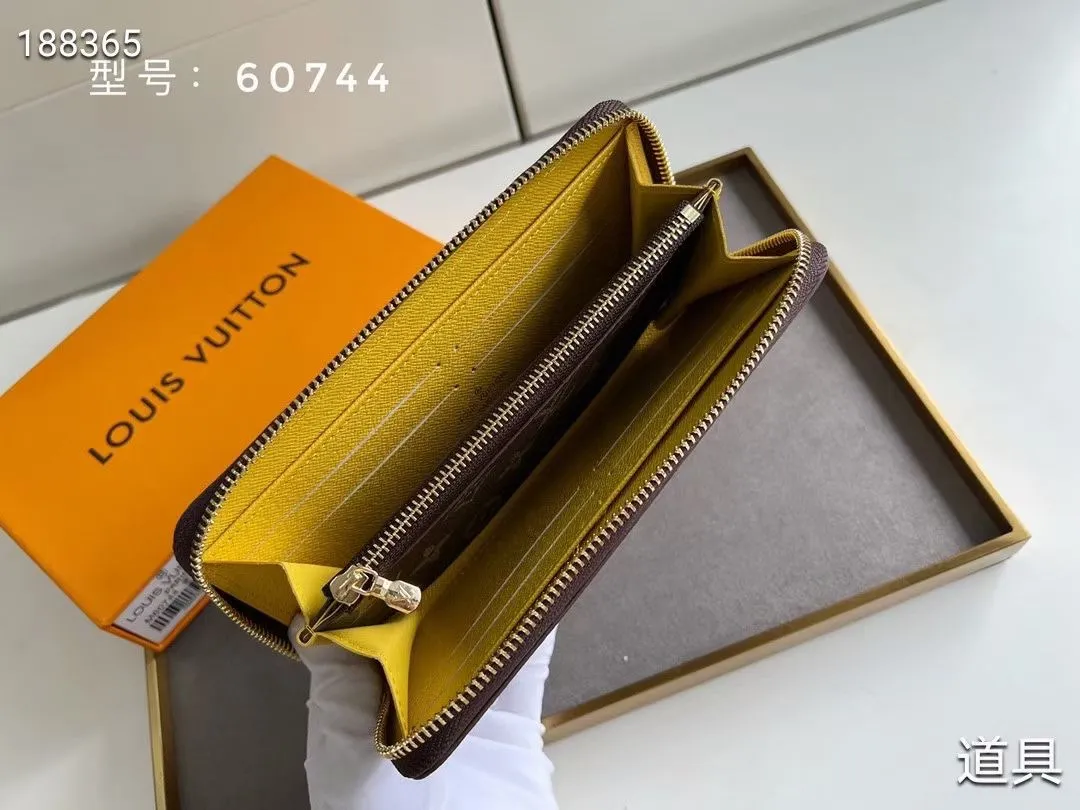 P100💰💎The original LV Clemence wallet is small and compact but has ample capacity. It is made of exquisite and durable Monogram canvas material. Bright color lining and leather zippers show off the playful charm of women. Model: 60744/60742. Size: 19.5×9×1.5cm