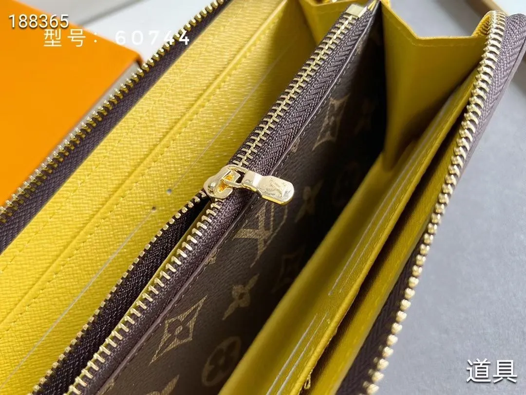 P100💰💎The original LV Clemence wallet is small and compact but has ample capacity. It is made of exquisite and durable Monogram canvas material. Bright color lining and leather zippers show off the playful charm of women. Model: 60744/60742. Size: 19.5×9×1.5cm