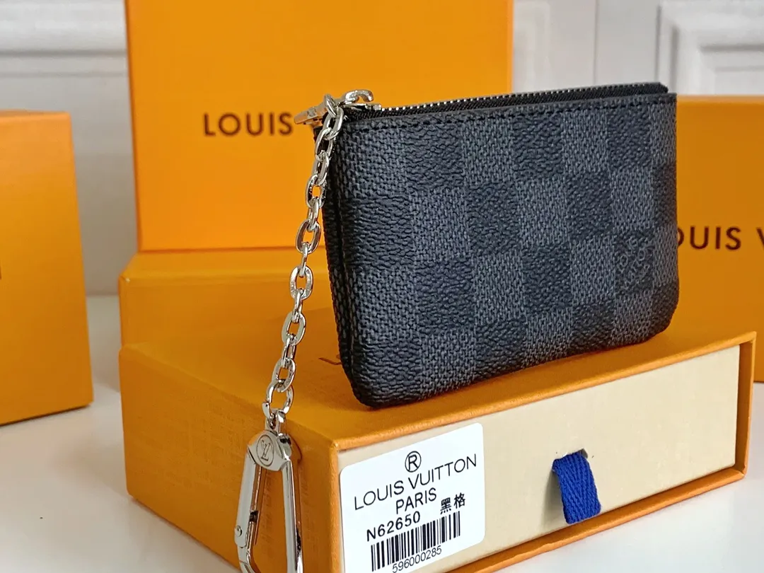 💰80 💎Damier canvas small leather bag can hold change and keys, and can be easily put into handbags or clothing pockets. Key ring, key hook can be hung on the D-ring provided with most Louis Vuitton handbags, zipper closure, Damier canvas texture and embossed calfskin, shiny gold-tone hardware. ❤️Model: 62650 Size: 12x7cm.