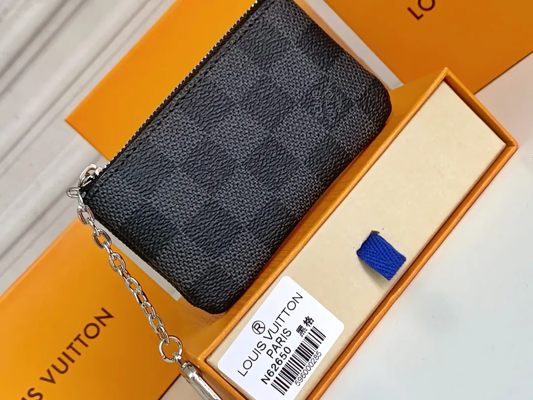 💰80 💎Damier canvas small leather bag can hold change and keys, and can be easily put into handbags or clothing pockets. Key ring, key hook can be hung on the D-ring provided with most Louis Vuitton handbags, zipper closure, Damier canvas texture and embossed calfskin, shiny gold-tone hardware. ❤️Model: 62650 Size: 12x7cm.