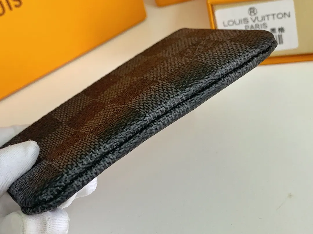 💰80 💎Damier canvas small leather bag can hold change and keys, and can be easily put into handbags or clothing pockets. Key ring, key hook can be hung on the D-ring provided with most Louis Vuitton handbags, zipper closure, Damier canvas texture and embossed calfskin, shiny gold-tone hardware. ❤️Model: 62650 Size: 12x7cm.