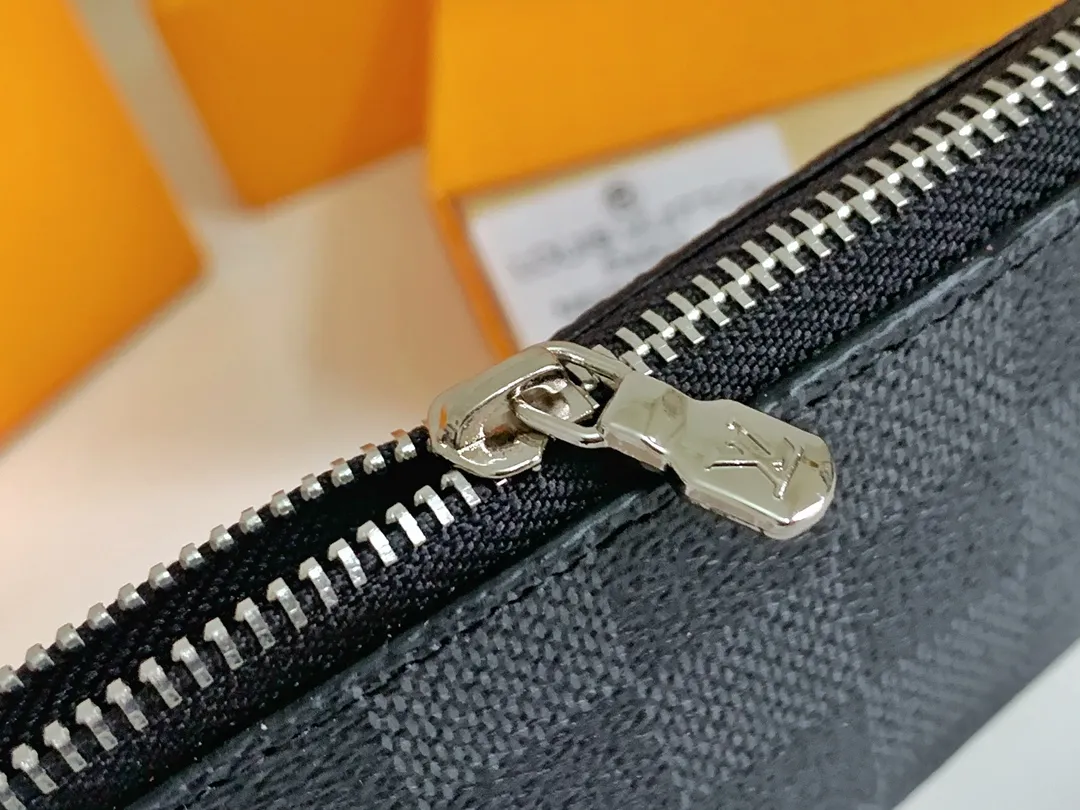 💰80 💎Damier canvas small leather bag can hold change and keys, and can be easily put into handbags or clothing pockets. Key ring, key hook can be hung on the D-ring provided with most Louis Vuitton handbags, zipper closure, Damier canvas texture and embossed calfskin, shiny gold-tone hardware. ❤️Model: 62650 Size: 12x7cm.