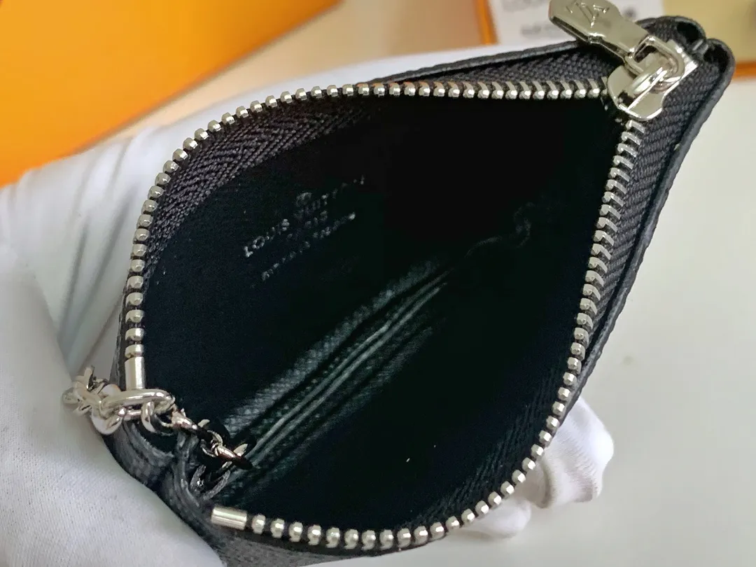 💰80 💎Damier canvas small leather bag can hold change and keys, and can be easily put into handbags or clothing pockets. Key ring, key hook can be hung on the D-ring provided with most Louis Vuitton handbags, zipper closure, Damier canvas texture and embossed calfskin, shiny gold-tone hardware. ❤️Model: 62650 Size: 12x7cm.