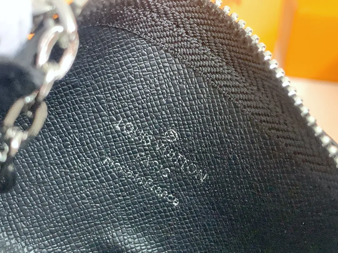 💰80 💎Damier canvas small leather bag can hold change and keys, and can be easily put into handbags or clothing pockets. Key ring, key hook can be hung on the D-ring provided with most Louis Vuitton handbags, zipper closure, Damier canvas texture and embossed calfskin, shiny gold-tone hardware. ❤️Model: 62650 Size: 12x7cm.