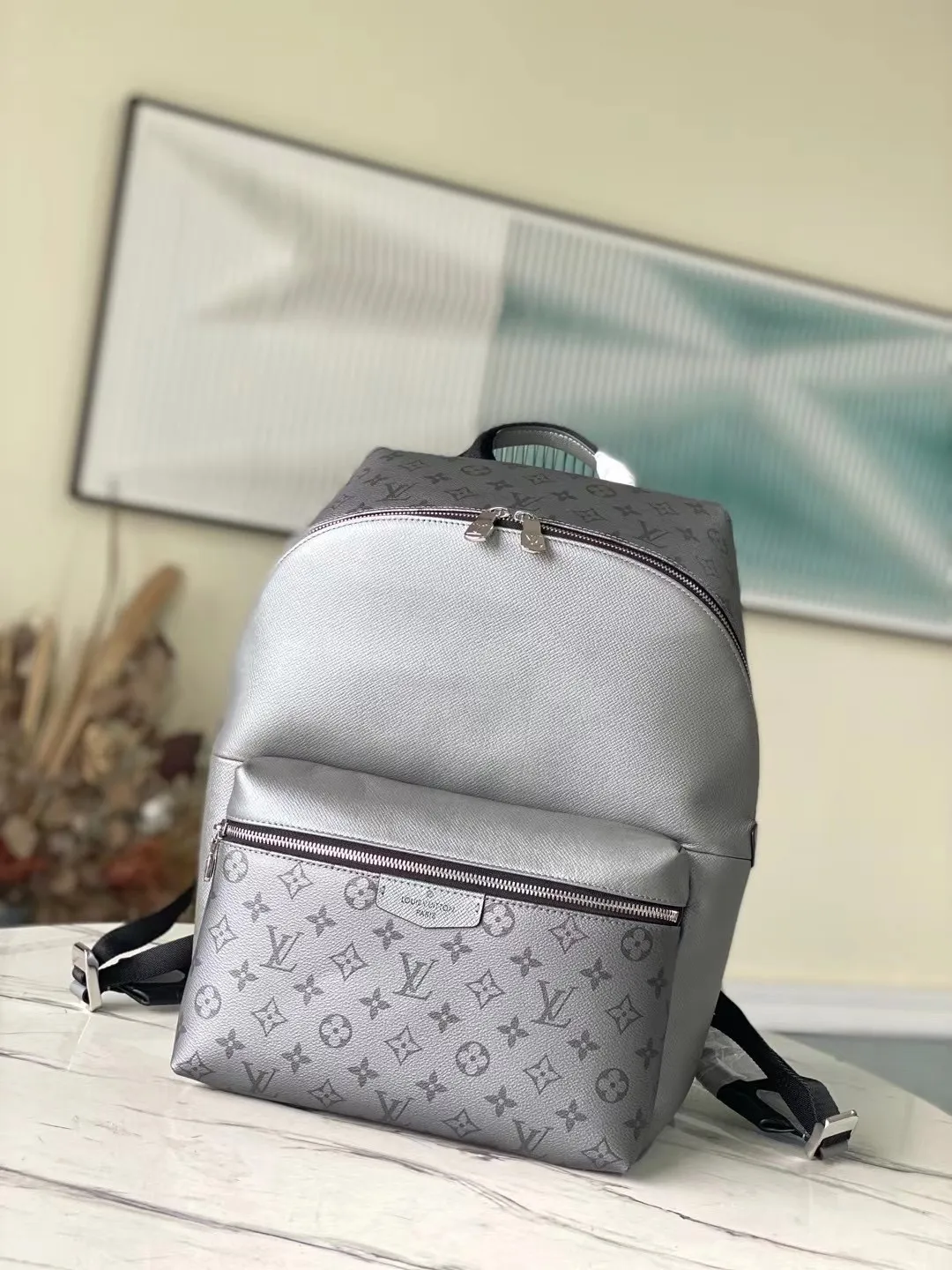 💰940 (First-Grade Leather) Top Original M30835 This Discovery small backpack comes from the Taigarama leather goods series. It is made of Monogram coated canvas and Taïga leather and has a flexible design. It is equipped with an iPad inner pocket and an adjustable shoulder strap. Dimensions: 37 x 40 x 20 cm