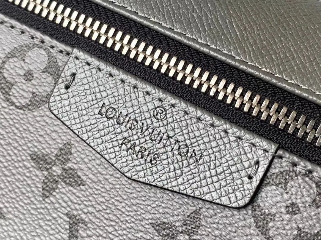 💰940 (First-Grade Leather) Top Original M30835 This Discovery small backpack comes from the Taigarama leather goods series. It is made of Monogram coated canvas and Taïga leather and has a flexible design. It is equipped with an iPad inner pocket and an adjustable shoulder strap. Dimensions: 37 x 40 x 20 cm