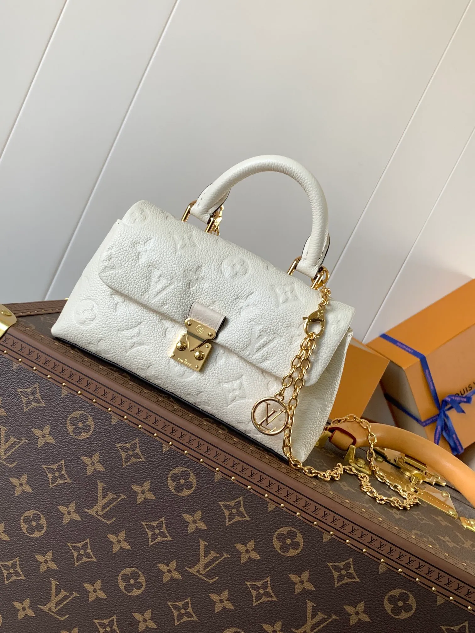 💰840 (top layer leather) top original order, transcoding chip M12145 white M12144 black M12211 blue customized first layer cowhide, steel buckle This Nano Madeleine handbag uses Monogram Empreinte leather to interpret the pocket version of the Madeleine handbag, with a classic S-lock buckle and a detachable chain embellished with the LV Circle logo. Plenty of space to accommodate daily needs, suitable for hand-held, shoulder or cross-body wear.  12.5 x 6 x 21 cm (H x W x L) Soft-grained cowhide Leather trim Textile lining Metal hardware Patch pocket with card compartment Organ compartment S-lock Chain: Z06 Chain half length: 56.0 cm Handle: Single handle This product is made in one of France, Spain, Italy and the United States