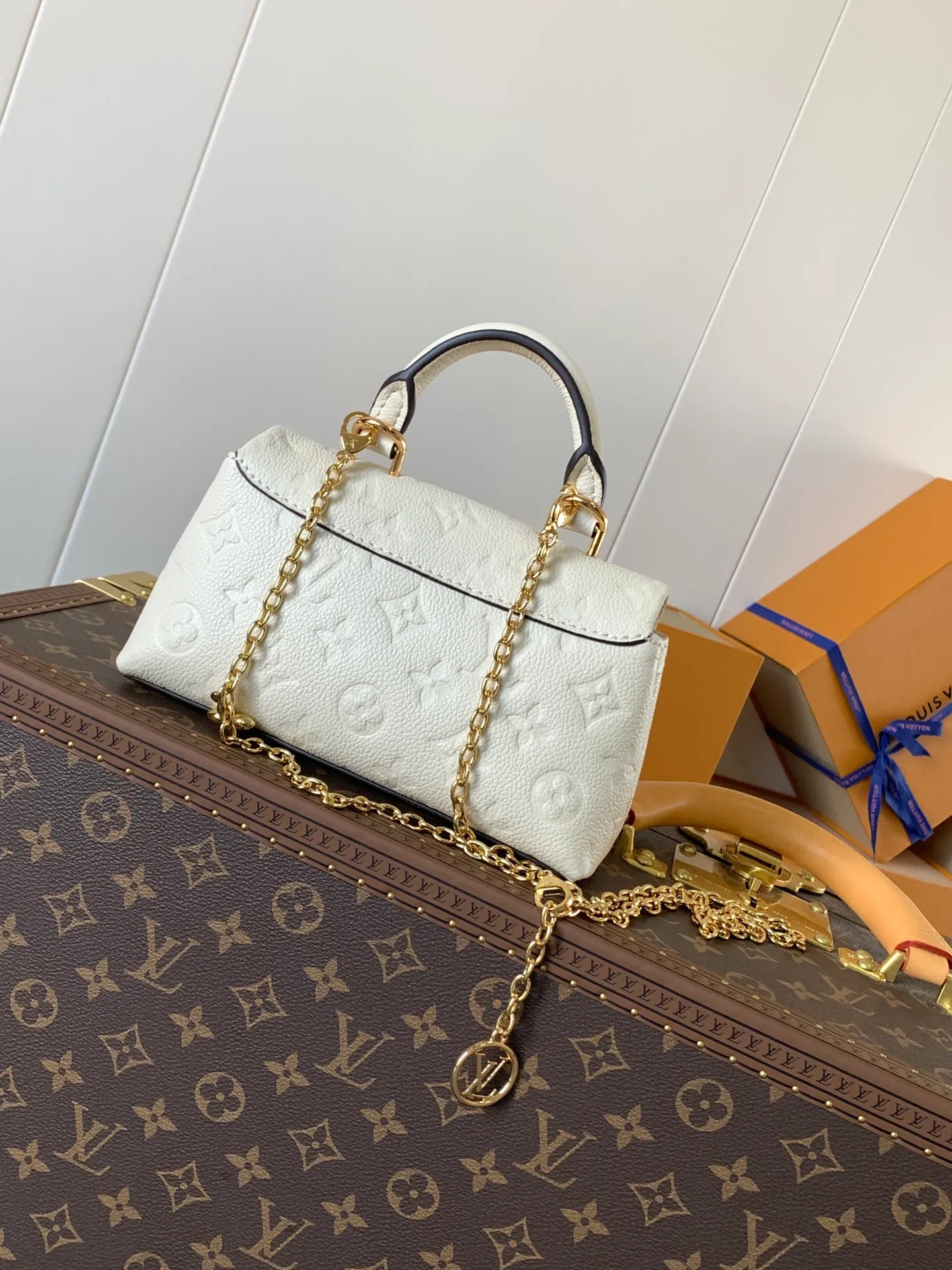 💰840 (top layer leather) top original order, transcoding chip M12145 white M12144 black M12211 blue customized first layer cowhide, steel buckle This Nano Madeleine handbag uses Monogram Empreinte leather to interpret the pocket version of the Madeleine handbag, with a classic S-lock buckle and a detachable chain embellished with the LV Circle logo. Plenty of space to accommodate daily needs, suitable for hand-held, shoulder or cross-body wear.  12.5 x 6 x 21 cm (H x W x L) Soft-grained cowhide Leather trim Textile lining Metal hardware Patch pocket with card compartment Organ compartment S-lock Chain: Z06 Chain half length: 56.0 cm Handle: Single handle This product is made in one of France, Spain, Italy and the United States