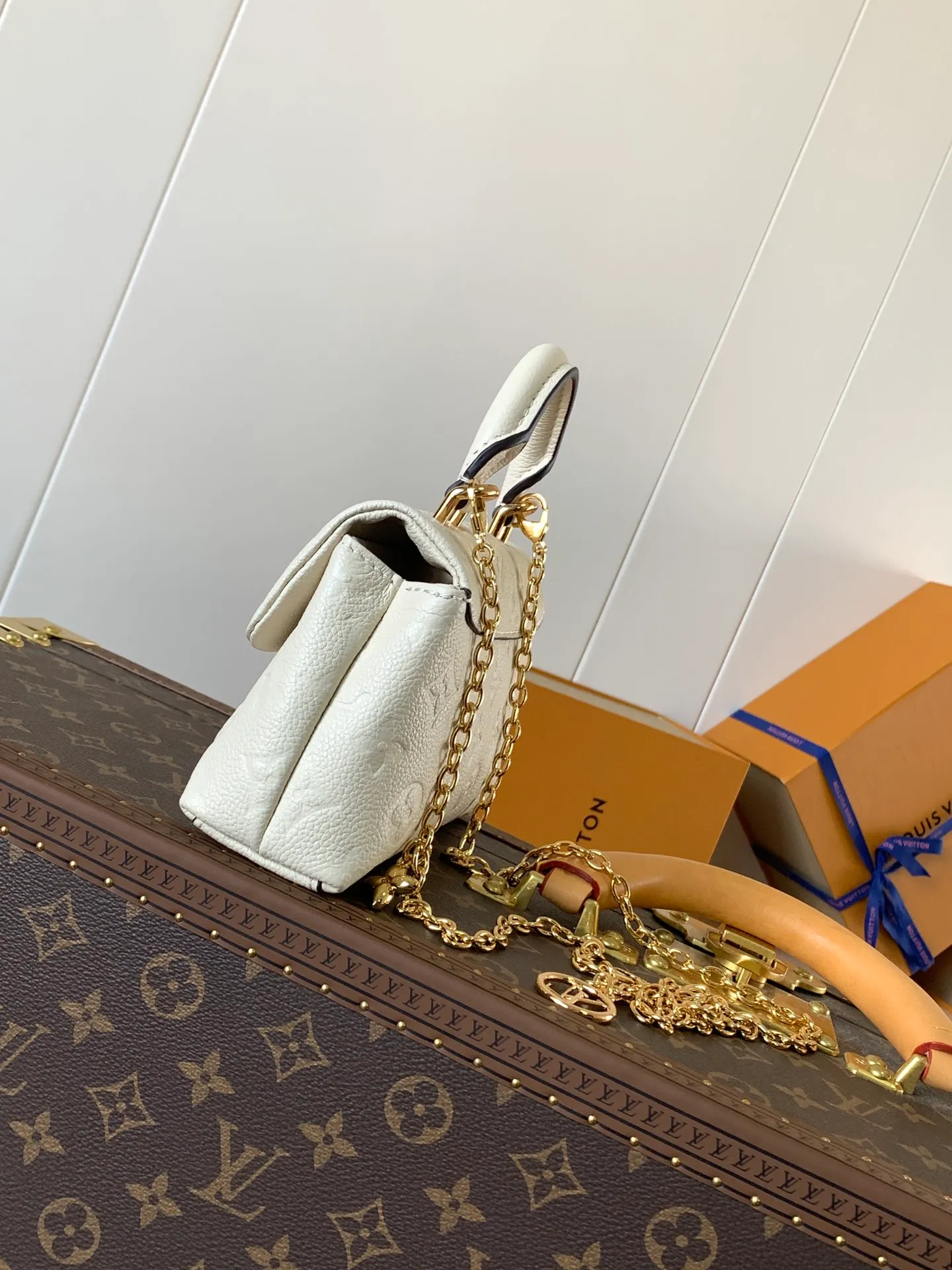 💰840 (top layer leather) top original order, transcoding chip M12145 white M12144 black M12211 blue customized first layer cowhide, steel buckle This Nano Madeleine handbag uses Monogram Empreinte leather to interpret the pocket version of the Madeleine handbag, with a classic S-lock buckle and a detachable chain embellished with the LV Circle logo. Plenty of space to accommodate daily needs, suitable for hand-held, shoulder or cross-body wear.  12.5 x 6 x 21 cm (H x W x L) Soft-grained cowhide Leather trim Textile lining Metal hardware Patch pocket with card compartment Organ compartment S-lock Chain: Z06 Chain half length: 56.0 cm Handle: Single handle This product is made in one of France, Spain, Italy and the United States
