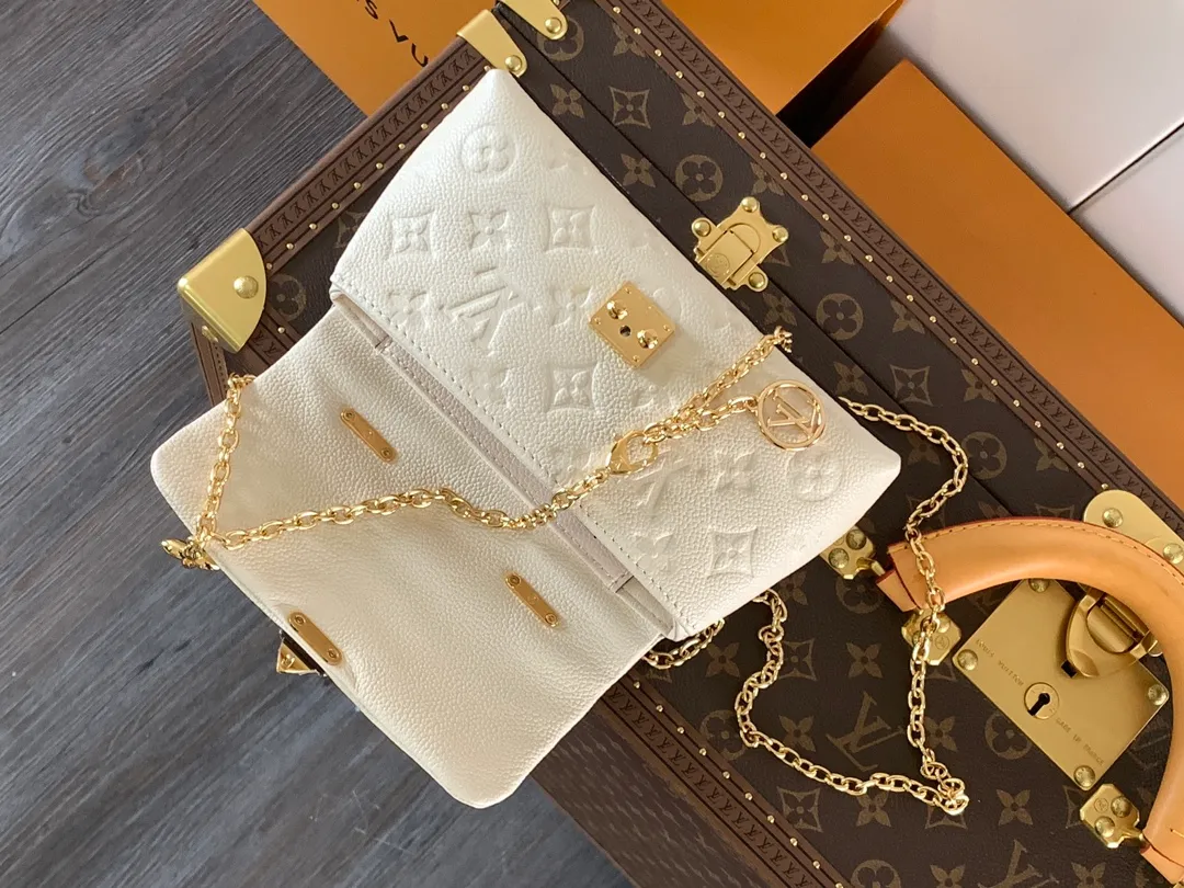 💰840 (top layer leather) top original order, transcoding chip M12145 white M12144 black M12211 blue customized first layer cowhide, steel buckle This Nano Madeleine handbag uses Monogram Empreinte leather to interpret the pocket version of the Madeleine handbag, with a classic S-lock buckle and a detachable chain embellished with the LV Circle logo. Plenty of space to accommodate daily needs, suitable for hand-held, shoulder or cross-body wear.  12.5 x 6 x 21 cm (H x W x L) Soft-grained cowhide Leather trim Textile lining Metal hardware Patch pocket with card compartment Organ compartment S-lock Chain: Z06 Chain half length: 56.0 cm Handle: Single handle This product is made in one of France, Spain, Italy and the United States