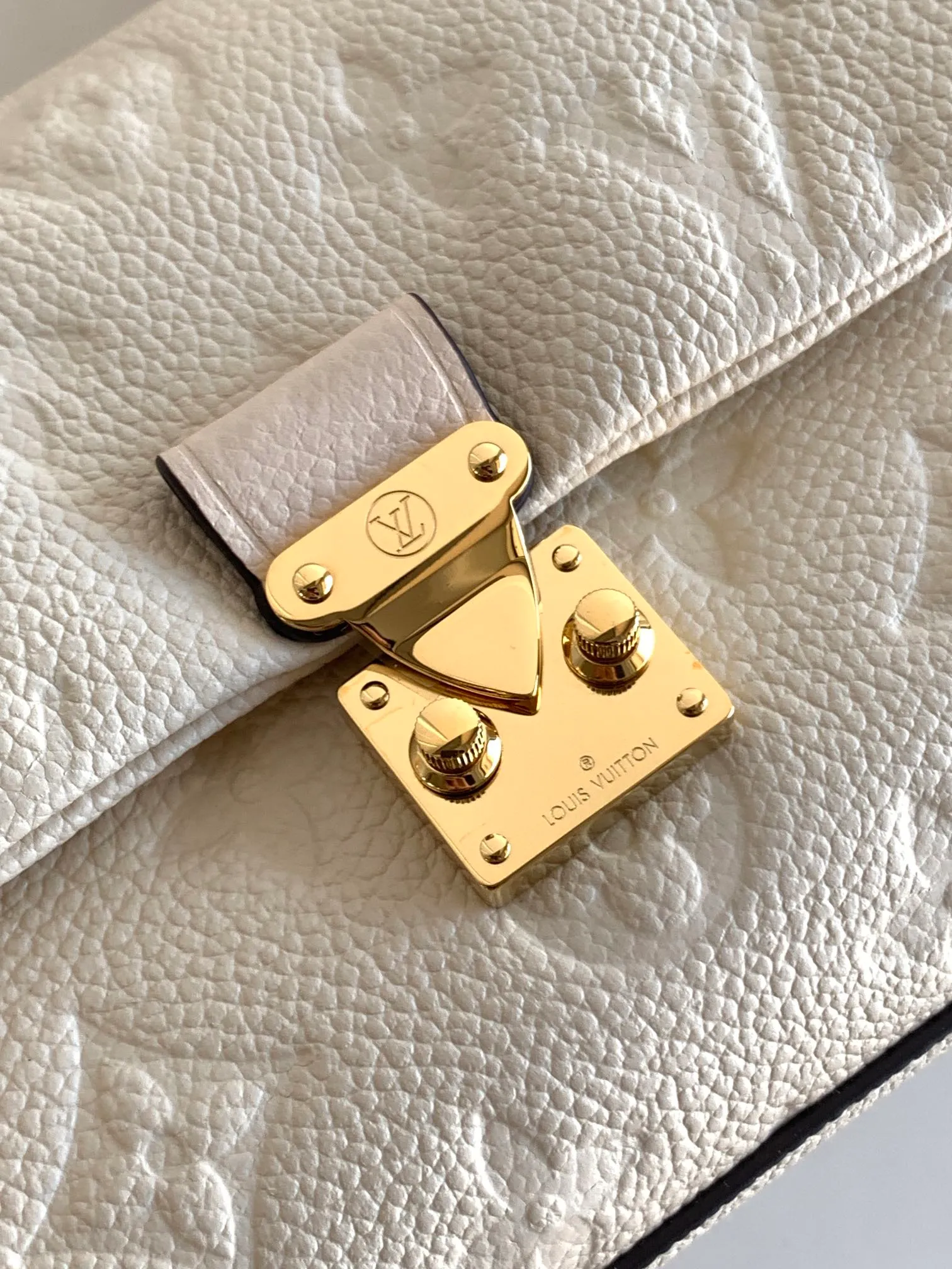💰840 (top layer leather) top original order, transcoding chip M12145 white M12144 black M12211 blue customized first layer cowhide, steel buckle This Nano Madeleine handbag uses Monogram Empreinte leather to interpret the pocket version of the Madeleine handbag, with a classic S-lock buckle and a detachable chain embellished with the LV Circle logo. Plenty of space to accommodate daily needs, suitable for hand-held, shoulder or cross-body wear.  12.5 x 6 x 21 cm (H x W x L) Soft-grained cowhide Leather trim Textile lining Metal hardware Patch pocket with card compartment Organ compartment S-lock Chain: Z06 Chain half length: 56.0 cm Handle: Single handle This product is made in one of France, Spain, Italy and the United States