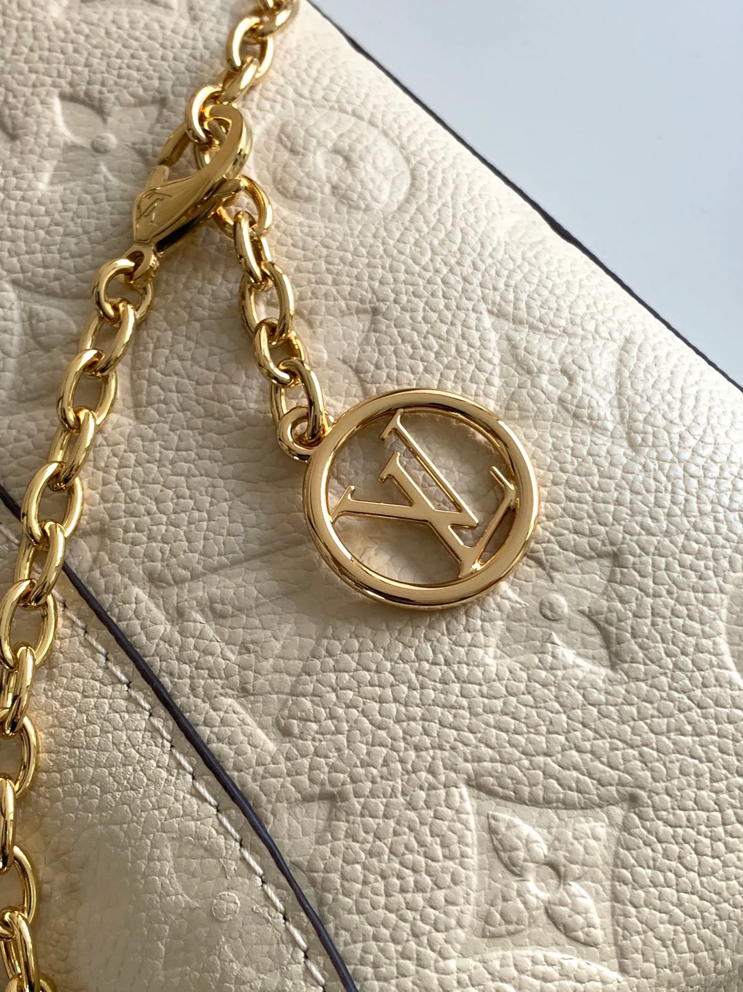 💰840 (top layer leather) top original order, transcoding chip M12145 white M12144 black M12211 blue customized first layer cowhide, steel buckle This Nano Madeleine handbag uses Monogram Empreinte leather to interpret the pocket version of the Madeleine handbag, with a classic S-lock buckle and a detachable chain embellished with the LV Circle logo. Plenty of space to accommodate daily needs, suitable for hand-held, shoulder or cross-body wear.  12.5 x 6 x 21 cm (H x W x L) Soft-grained cowhide Leather trim Textile lining Metal hardware Patch pocket with card compartment Organ compartment S-lock Chain: Z06 Chain half length: 56.0 cm Handle: Single handle This product is made in one of France, Spain, Italy and the United States