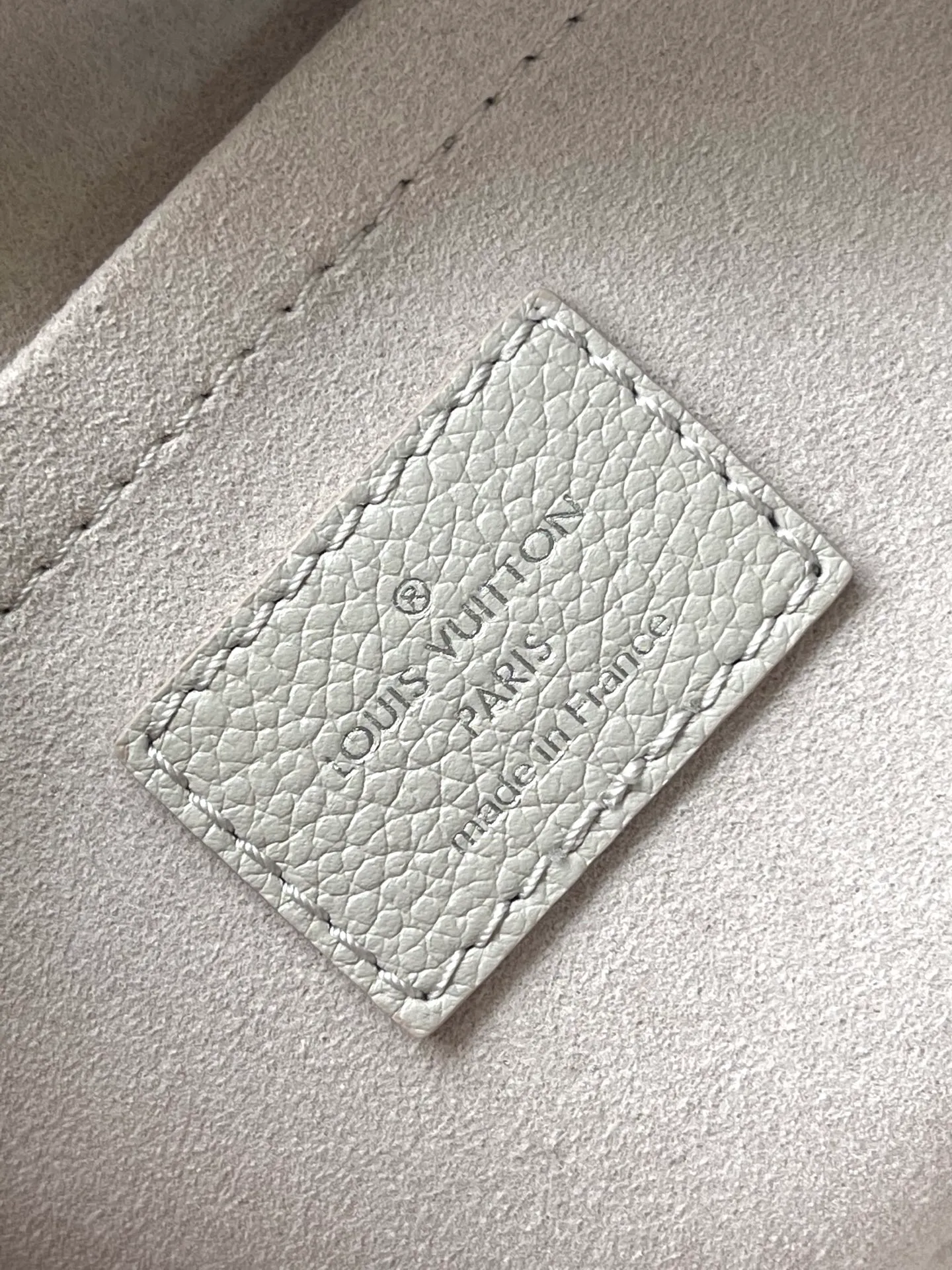 💰1040 (top-grain leather) top original order M14213 This OnTheGo East West handbag is from the LVMilky Way series. The iconic Monogram Empreinte leather is dyed in seasonal colors, complementing the shiny metal parts and detachable braided chain. The inner and outer compartments can store daily needs in an orderly manner. The compact structure is easy to carry in a variety of ways. Dimensions: 25 × 13 × 10 cm