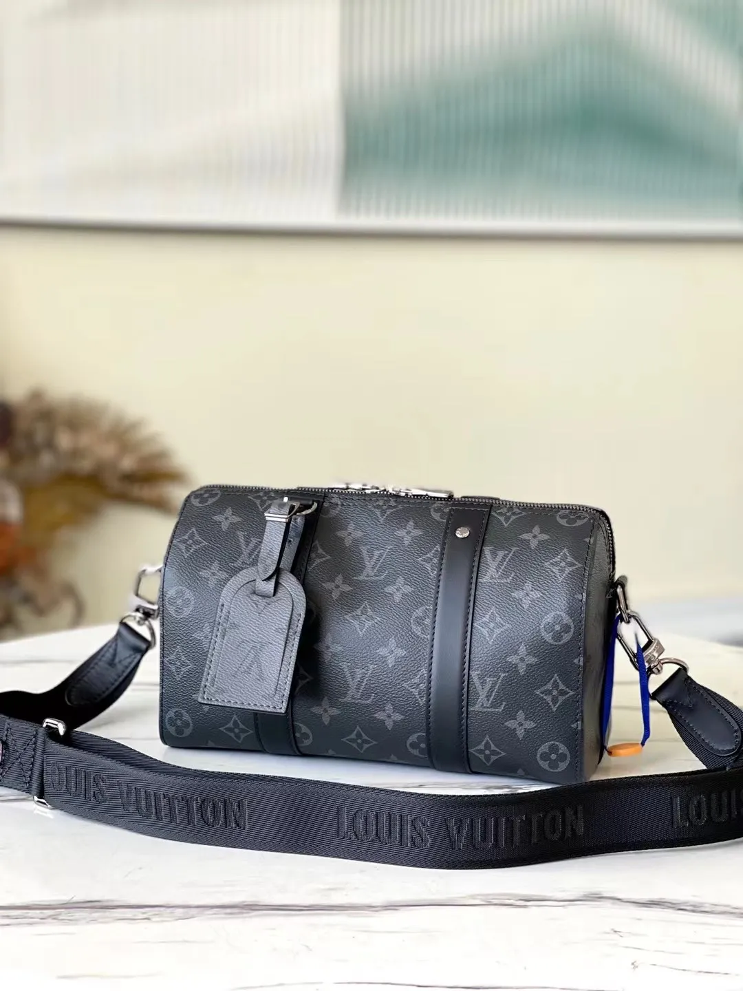 💰860 Top-quality original M45936 Keepal travel bag condenses the classic configuration to create this trendy urban handbag. The side design features a playful flip-effect Monogram pattern, a subtle nod to the 2018 Kim Jones Upside Down collection. The Monogram Eclipse canvas bag has a detachable shoulder strap, making it easy to carry your daily needs. Dimensions: 27 x 17 x 13 cm