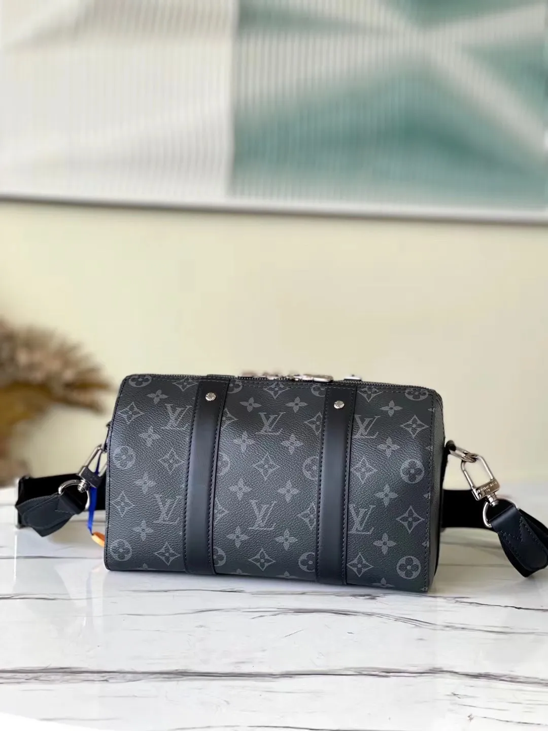 💰860 Top-quality original M45936 Keepal travel bag condenses the classic configuration to create this trendy urban handbag. The side design features a playful flip-effect Monogram pattern, a subtle nod to the 2018 Kim Jones Upside Down collection. The Monogram Eclipse canvas bag has a detachable shoulder strap, making it easy to carry your daily needs. Dimensions: 27 x 17 x 13 cm