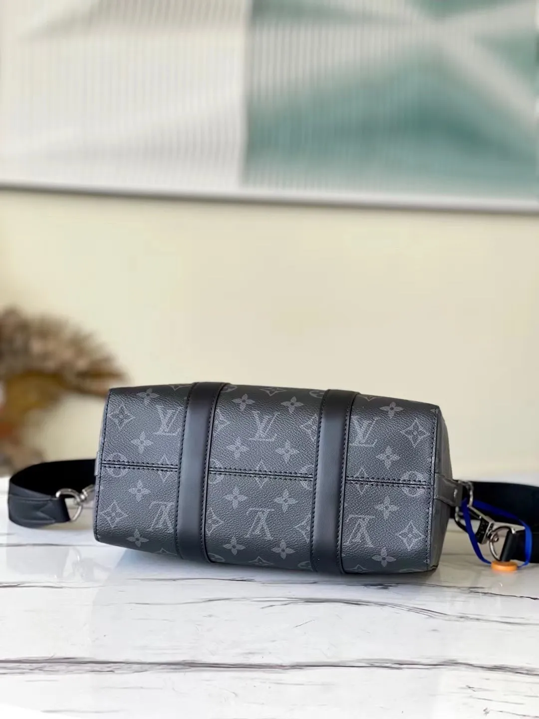 💰860 Top-quality original M45936 Keepal travel bag condenses the classic configuration to create this trendy urban handbag. The side design features a playful flip-effect Monogram pattern, a subtle nod to the 2018 Kim Jones Upside Down collection. The Monogram Eclipse canvas bag has a detachable shoulder strap, making it easy to carry your daily needs. Dimensions: 27 x 17 x 13 cm