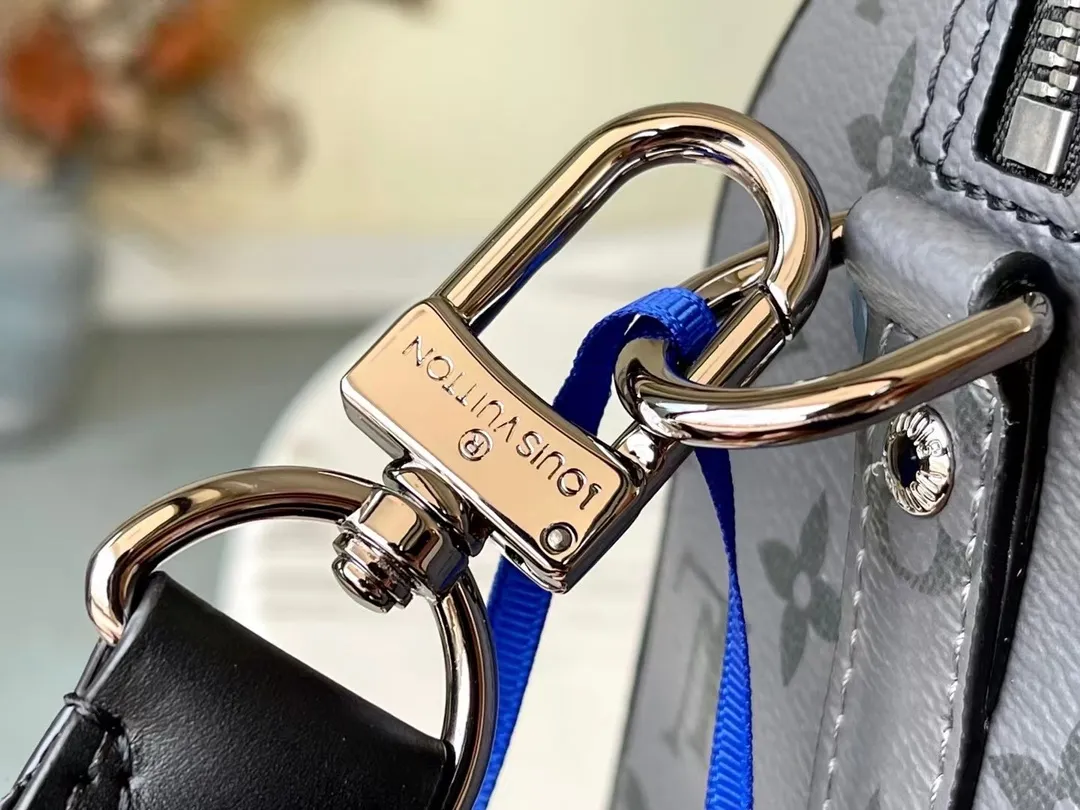 💰860 Top-quality original M45936 Keepal travel bag condenses the classic configuration to create this trendy urban handbag. The side design features a playful flip-effect Monogram pattern, a subtle nod to the 2018 Kim Jones Upside Down collection. The Monogram Eclipse canvas bag has a detachable shoulder strap, making it easy to carry your daily needs. Dimensions: 27 x 17 x 13 cm