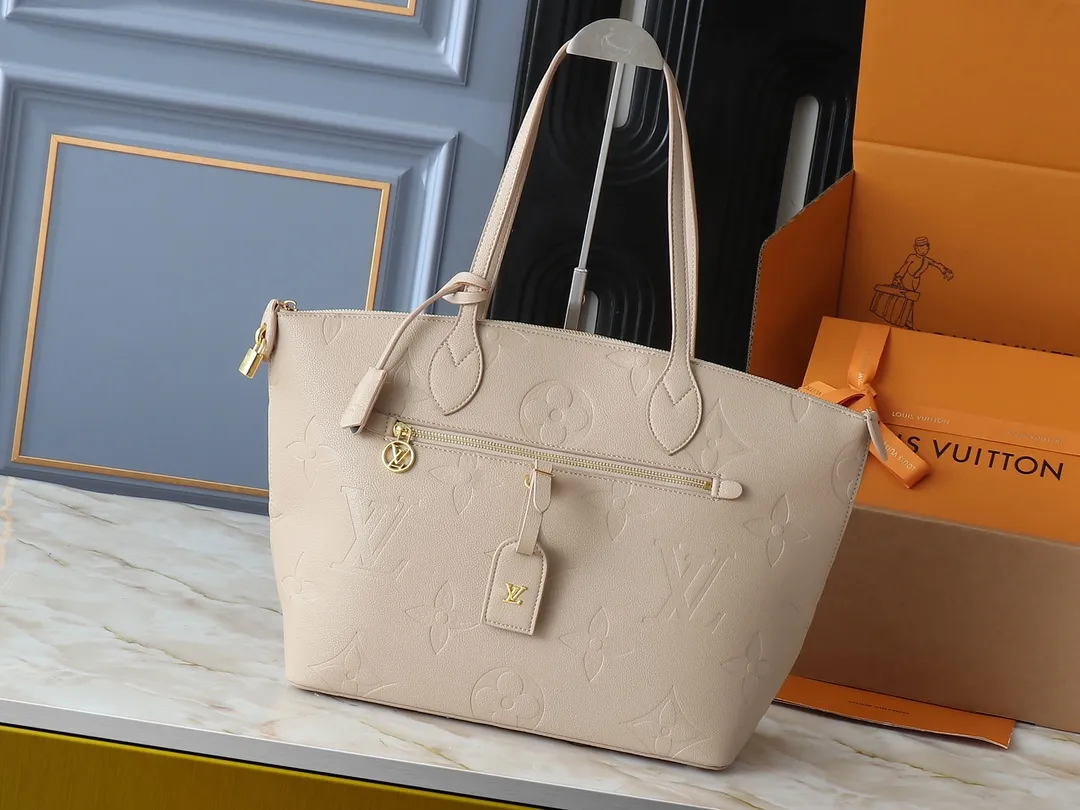 💰280💰Upgraded from the original 44888 CarryAll handbag, it is made of Monogram Empreinte embossed leather. It has a generous structure and a neat inner layer. The large inner bag adds functional elements. Comes with a Monogram embossed zipper clutch secured by a leather strap. A personal companion for urban life. Dimensions: Length 34 Height 30 Width 15