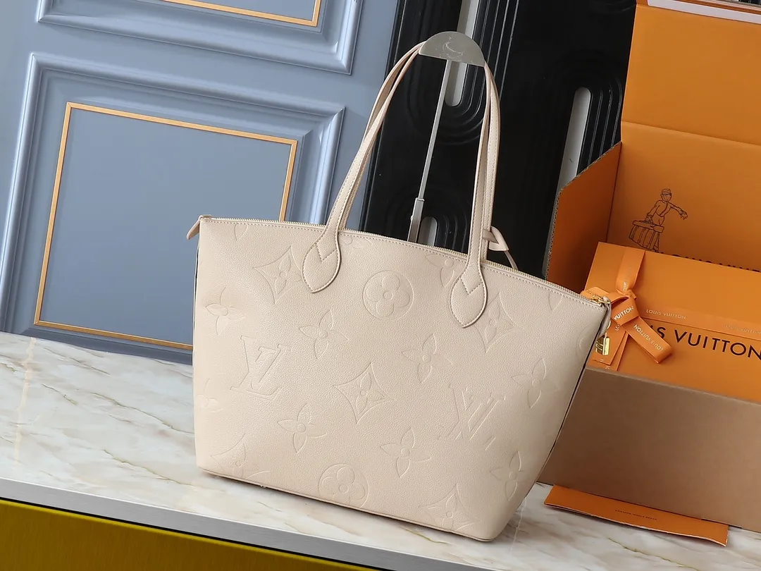 💰280💰Upgraded from the original 44888 CarryAll handbag, it is made of Monogram Empreinte embossed leather. It has a generous structure and a neat inner layer. The large inner bag adds functional elements. Comes with a Monogram embossed zipper clutch secured by a leather strap. A personal companion for urban life. Dimensions: Length 34 Height 30 Width 15