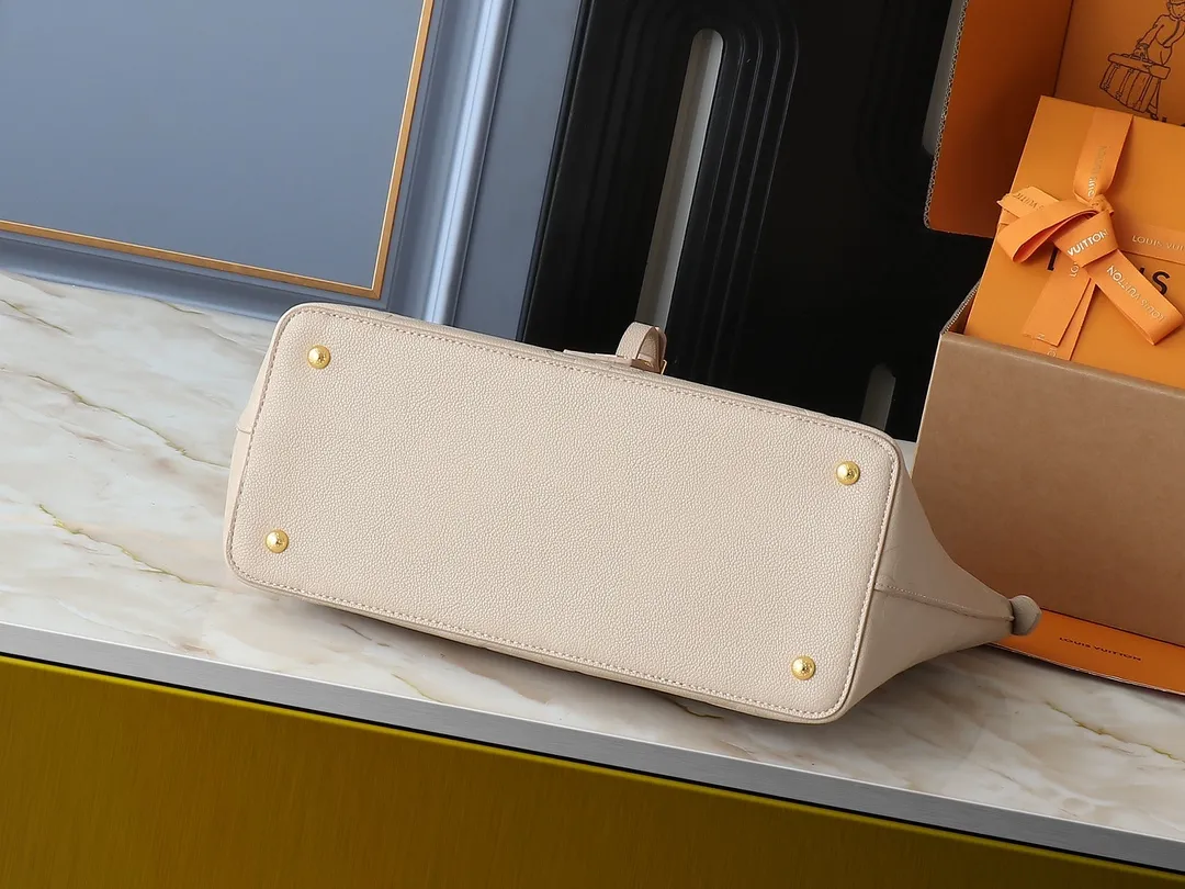 💰280💰Upgraded from the original 44888 CarryAll handbag, it is made of Monogram Empreinte embossed leather. It has a generous structure and a neat inner layer. The large inner bag adds functional elements. Comes with a Monogram embossed zipper clutch secured by a leather strap. A personal companion for urban life. Dimensions: Length 34 Height 30 Width 15