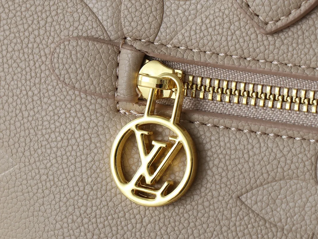 💰280💰Upgraded from the original 44888 CarryAll handbag, it is made of Monogram Empreinte embossed leather. It has a generous structure and a neat inner layer. The large inner bag adds functional elements. Comes with a Monogram embossed zipper clutch secured by a leather strap. A personal companion for urban life. Dimensions: Length 34 Height 30 Width 15