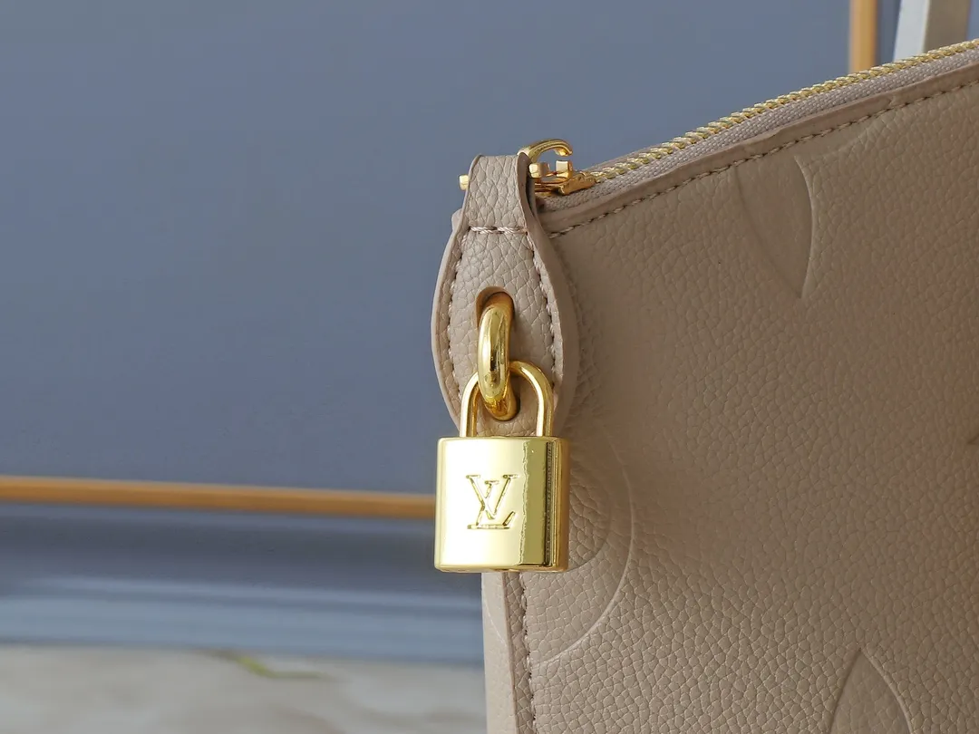 💰280💰Upgraded from the original 44888 CarryAll handbag, it is made of Monogram Empreinte embossed leather. It has a generous structure and a neat inner layer. The large inner bag adds functional elements. Comes with a Monogram embossed zipper clutch secured by a leather strap. A personal companion for urban life. Dimensions: Length 34 Height 30 Width 15
