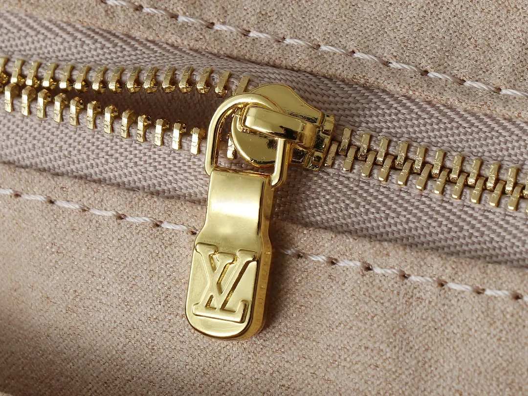💰280💰Upgraded from the original 44888 CarryAll handbag, it is made of Monogram Empreinte embossed leather. It has a generous structure and a neat inner layer. The large inner bag adds functional elements. Comes with a Monogram embossed zipper clutch secured by a leather strap. A personal companion for urban life. Dimensions: Length 34 Height 30 Width 15