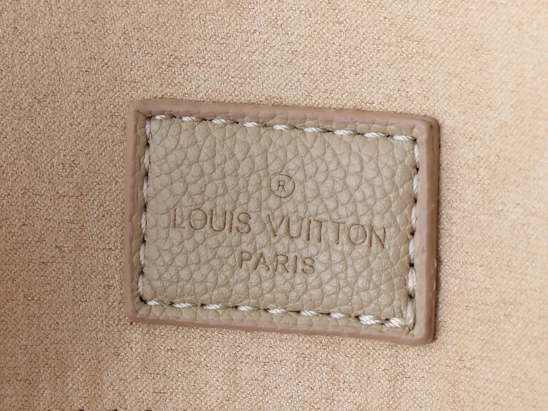💰280💰Upgraded from the original 44888 CarryAll handbag, it is made of Monogram Empreinte embossed leather. It has a generous structure and a neat inner layer. The large inner bag adds functional elements. Comes with a Monogram embossed zipper clutch secured by a leather strap. A personal companion for urban life. Dimensions: Length 34 Height 30 Width 15