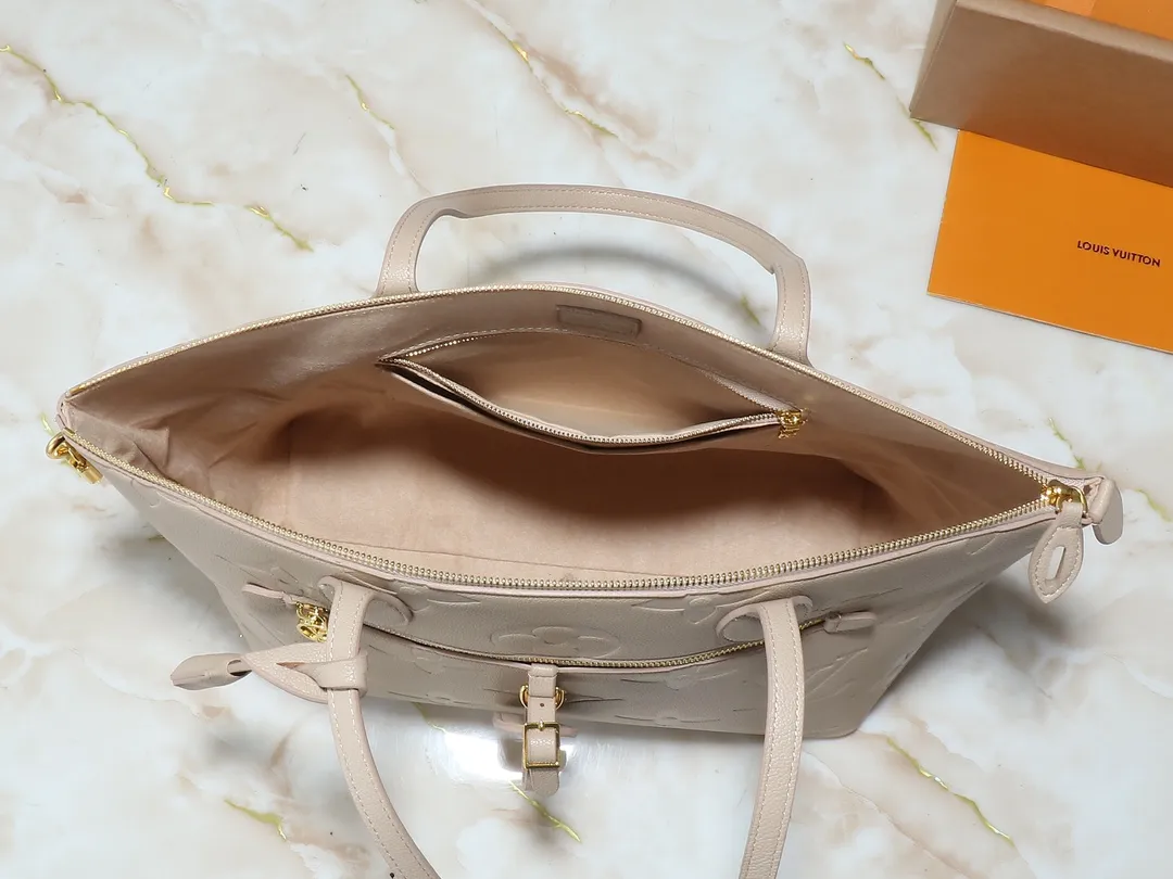 💰280💰Upgraded from the original 44888 CarryAll handbag, it is made of Monogram Empreinte embossed leather. It has a generous structure and a neat inner layer. The large inner bag adds functional elements. Comes with a Monogram embossed zipper clutch secured by a leather strap. A personal companion for urban life. Dimensions: Length 34 Height 30 Width 15
