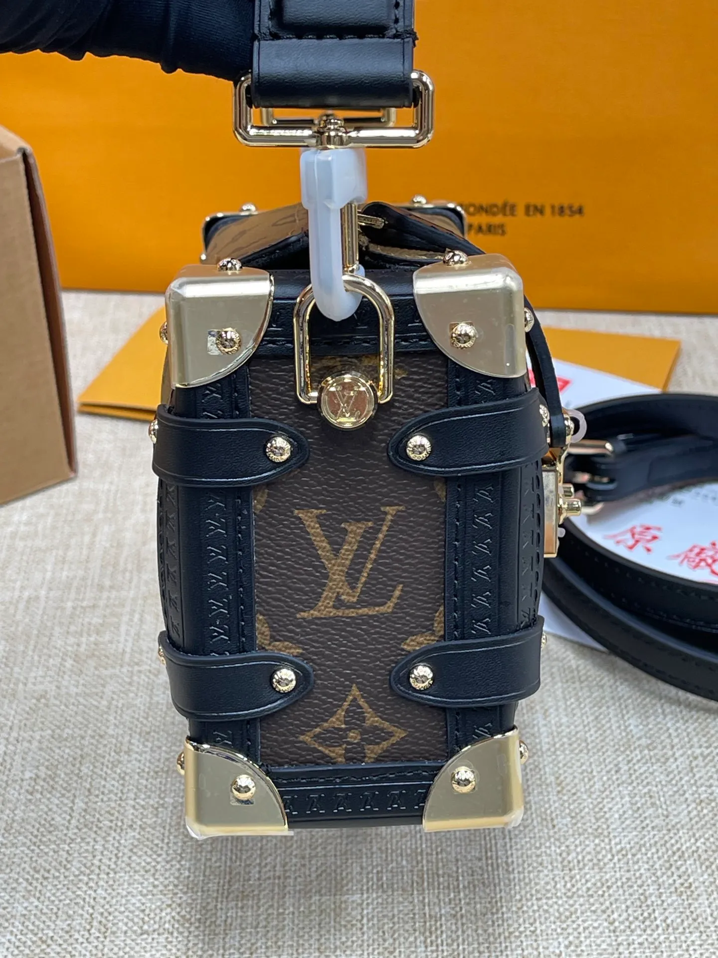 [Upgraded version] P540💰Upgraded version LV soft box🎁comes with a full set of packaging M46815 super stylish upupup The same style as Gu Ailing! Who doesn’t own a side trunk mini from L’s house? It’s a show-off trumpet, it’s really beautiful! Little guys must look up, super stylish and upupup, the same style as Gu Ailing’s! Search 🔍Lv soft box (box) size: 18*12.5