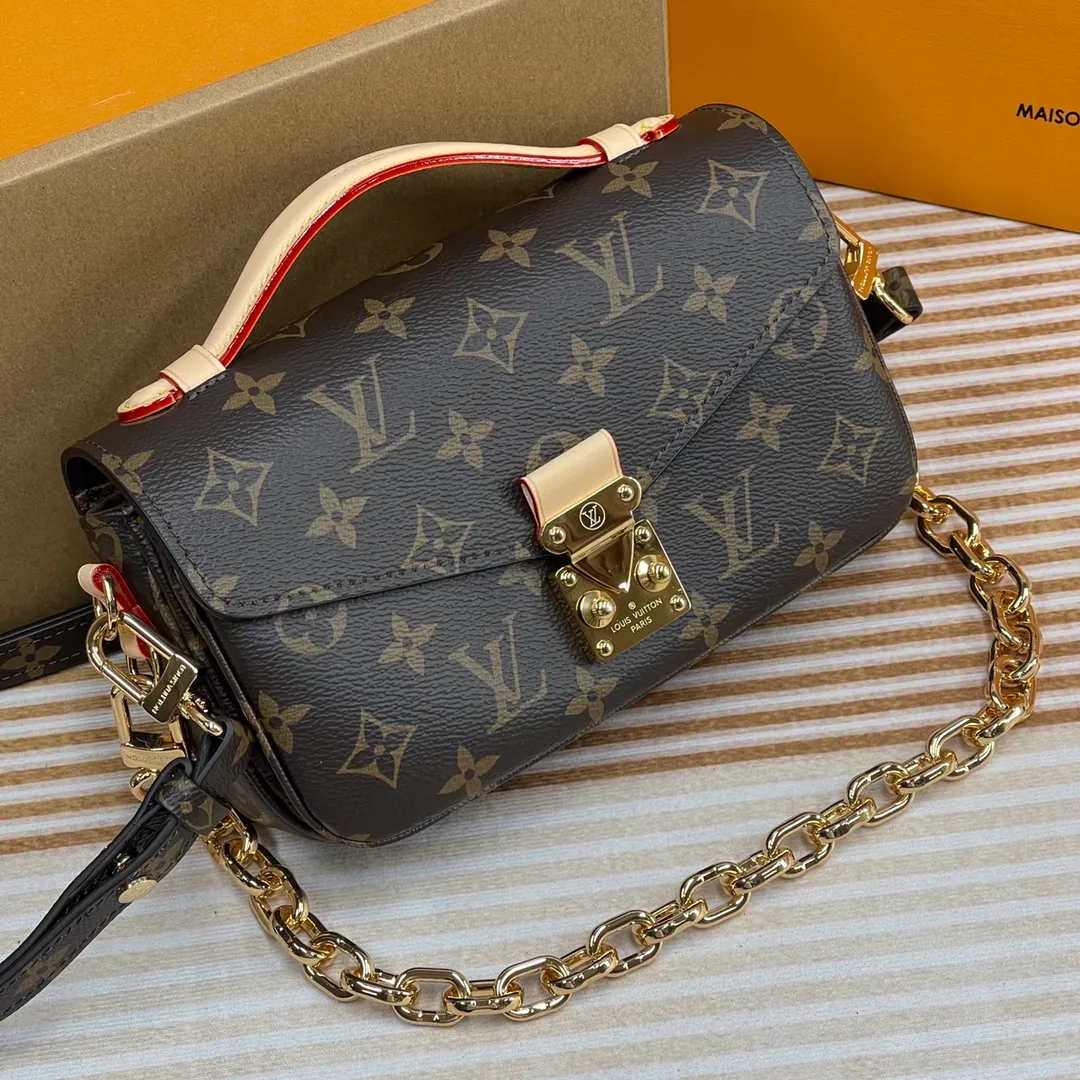 [Upgraded version] P660🐶Upgraded version. High quality. Semi-steel hardware. Comes with complete packaging ❣️M46279🐶POCHETTE MÉTIS EAST WEST handbag Pochette Métis East West handbag is made of Monogram canvas, cow leather trim and S-lock lock. While continuing the classic elements, it also has modern details such as a short chain on the shoulder. Generously constructed with compartments, zippered interior and exterior pockets to easily store your iPhone 13. Dimensions: 21.5 x 13.5 x 6 cm