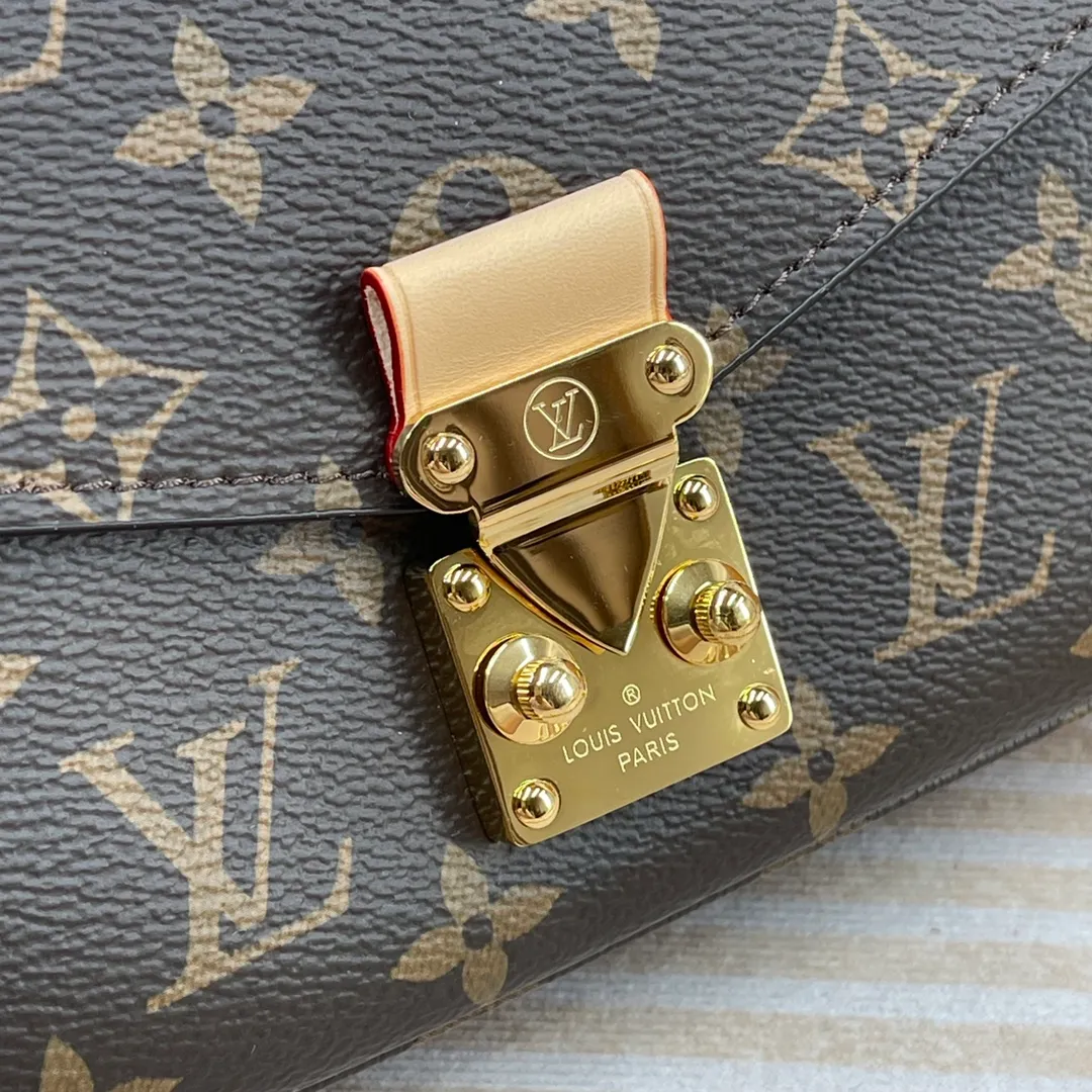 [Upgraded version] P660🐶Upgraded version. High quality. Semi-steel hardware. Comes with complete packaging ❣️M46279🐶POCHETTE MÉTIS EAST WEST handbag Pochette Métis East West handbag is made of Monogram canvas, cow leather trim and S-lock lock. While continuing the classic elements, it also has modern details such as a short chain on the shoulder. Generously constructed with compartments, zippered interior and exterior pockets to easily store your iPhone 13. Dimensions: 21.5 x 13.5 x 6 cm