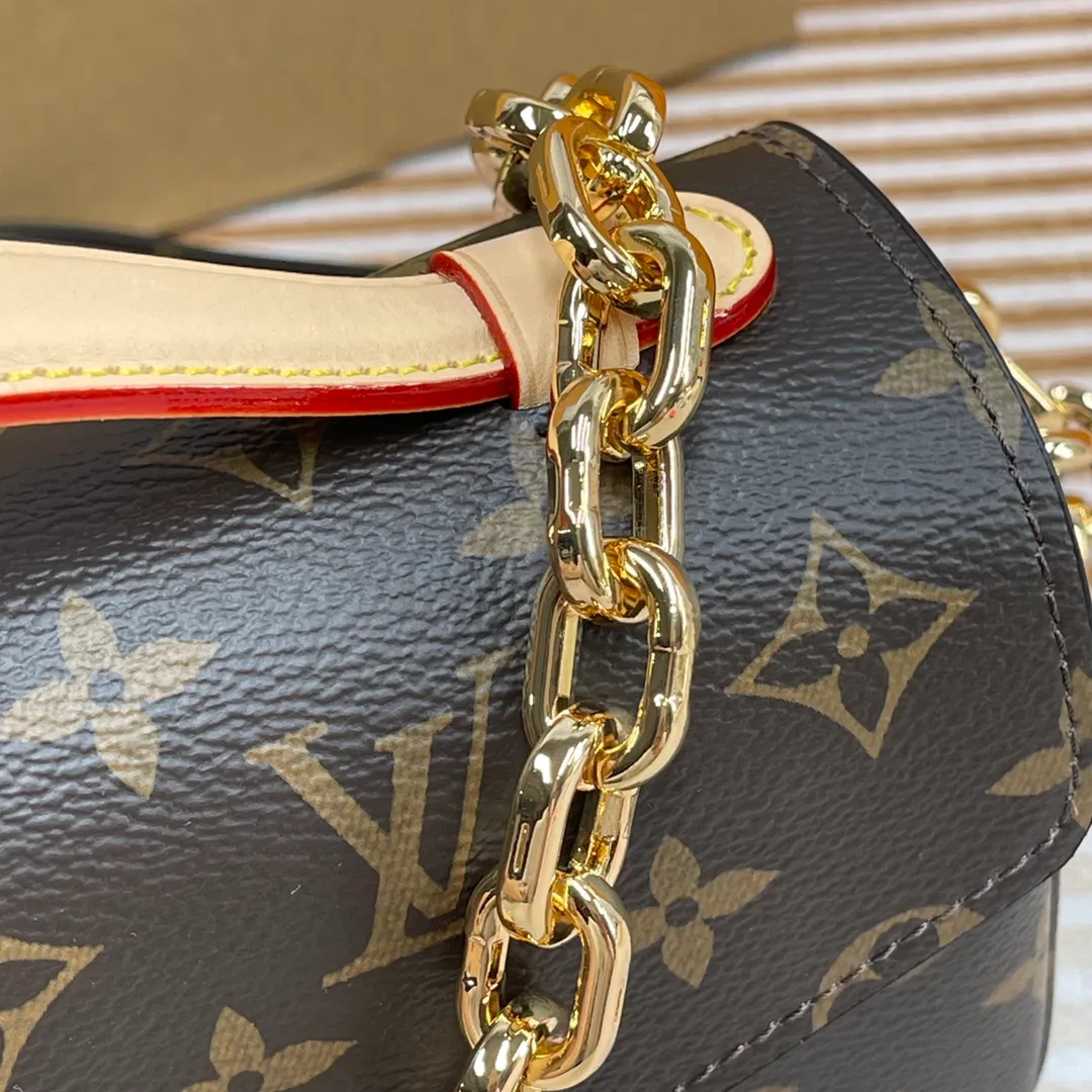 [Upgraded version] P660🐶Upgraded version. High quality. Semi-steel hardware. Comes with complete packaging ❣️M46279🐶POCHETTE MÉTIS EAST WEST handbag Pochette Métis East West handbag is made of Monogram canvas, cow leather trim and S-lock lock. While continuing the classic elements, it also has modern details such as a short chain on the shoulder. Generously constructed with compartments, zippered interior and exterior pockets to easily store your iPhone 13. Dimensions: 21.5 x 13.5 x 6 cm