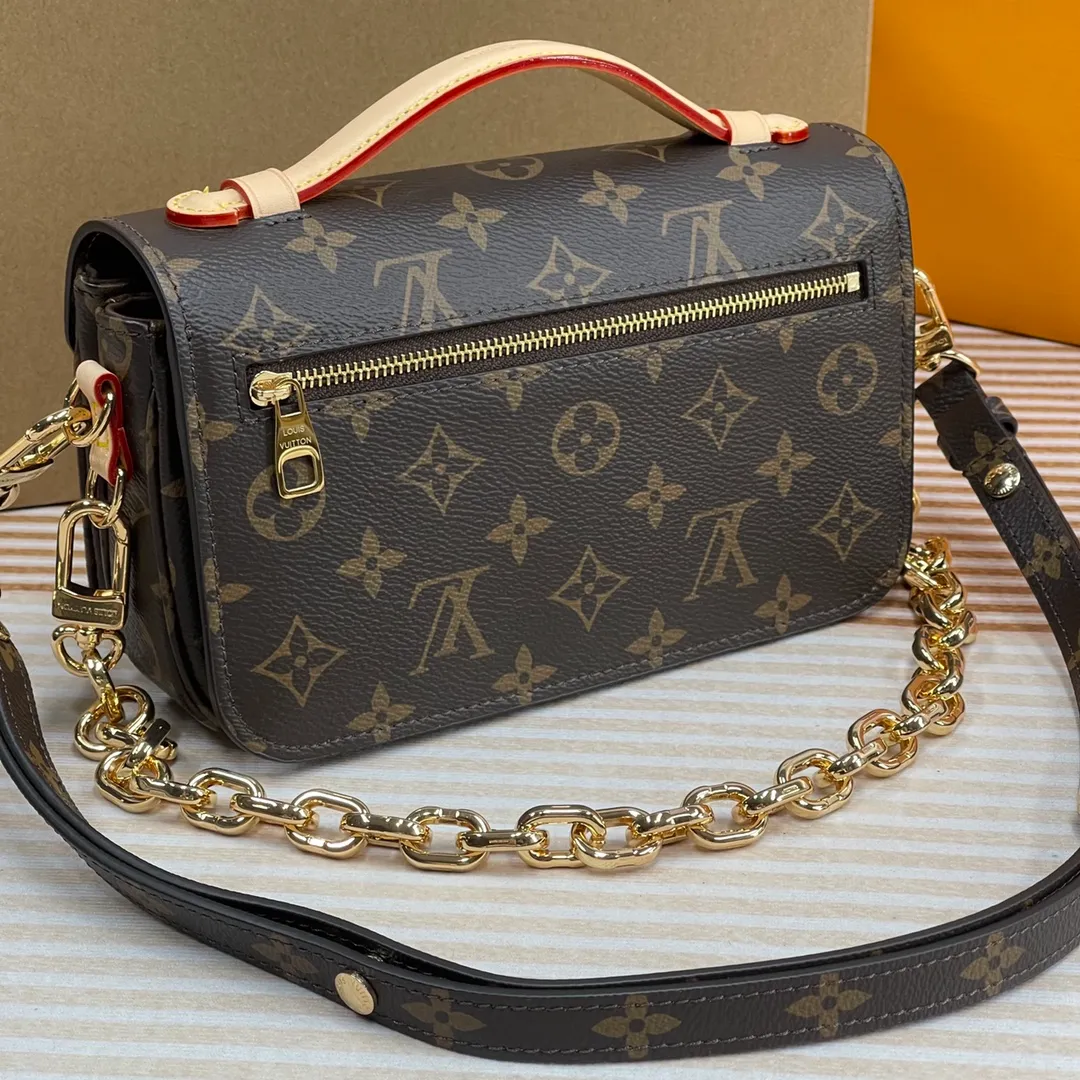 [Upgraded version] P660🐶Upgraded version. High quality. Semi-steel hardware. Comes with complete packaging ❣️M46279🐶POCHETTE MÉTIS EAST WEST handbag Pochette Métis East West handbag is made of Monogram canvas, cow leather trim and S-lock lock. While continuing the classic elements, it also has modern details such as a short chain on the shoulder. Generously constructed with compartments, zippered interior and exterior pockets to easily store your iPhone 13. Dimensions: 21.5 x 13.5 x 6 cm