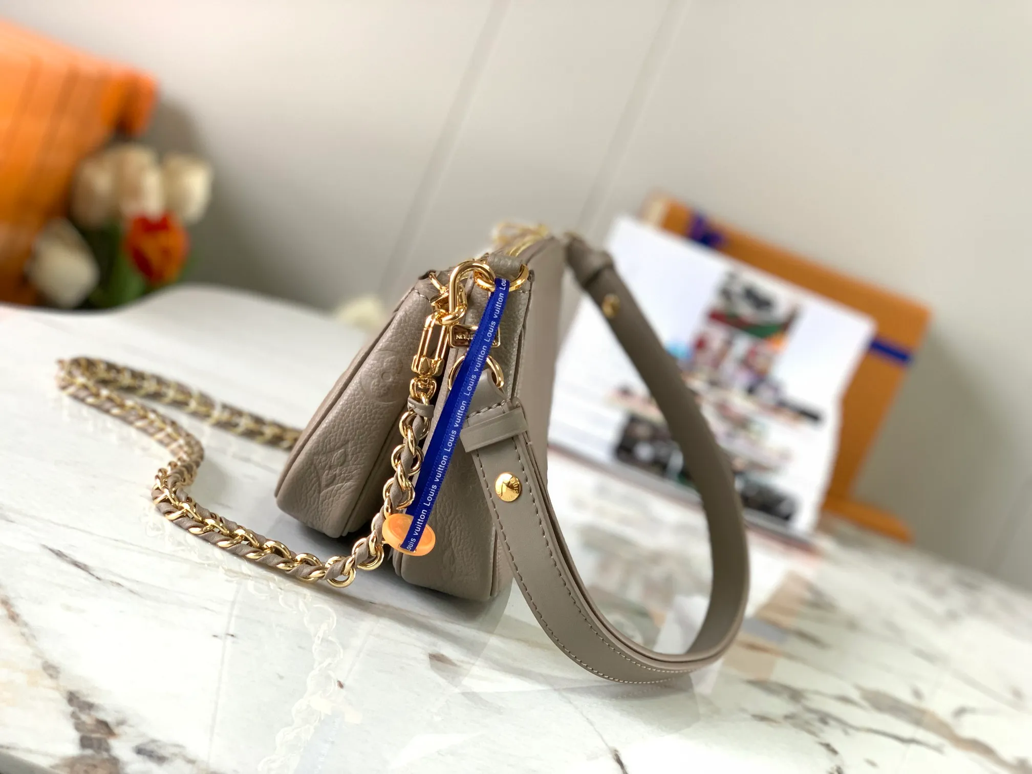 P1960 [Special quality original leather, all steel hardware 💋 M80399 elephant gray] This Multi Pochette Accessoires crossbody bag is made of Monogram Empreinte leather to create a two-in-one design. Its clutch, chain and leather shoulder strap are all detachable. The oversized Monogram embossing on the front complements the classic Monogram pattern on the gusset. Detailed features 25 x 14.5 x 4.5 cm (length x height x width)