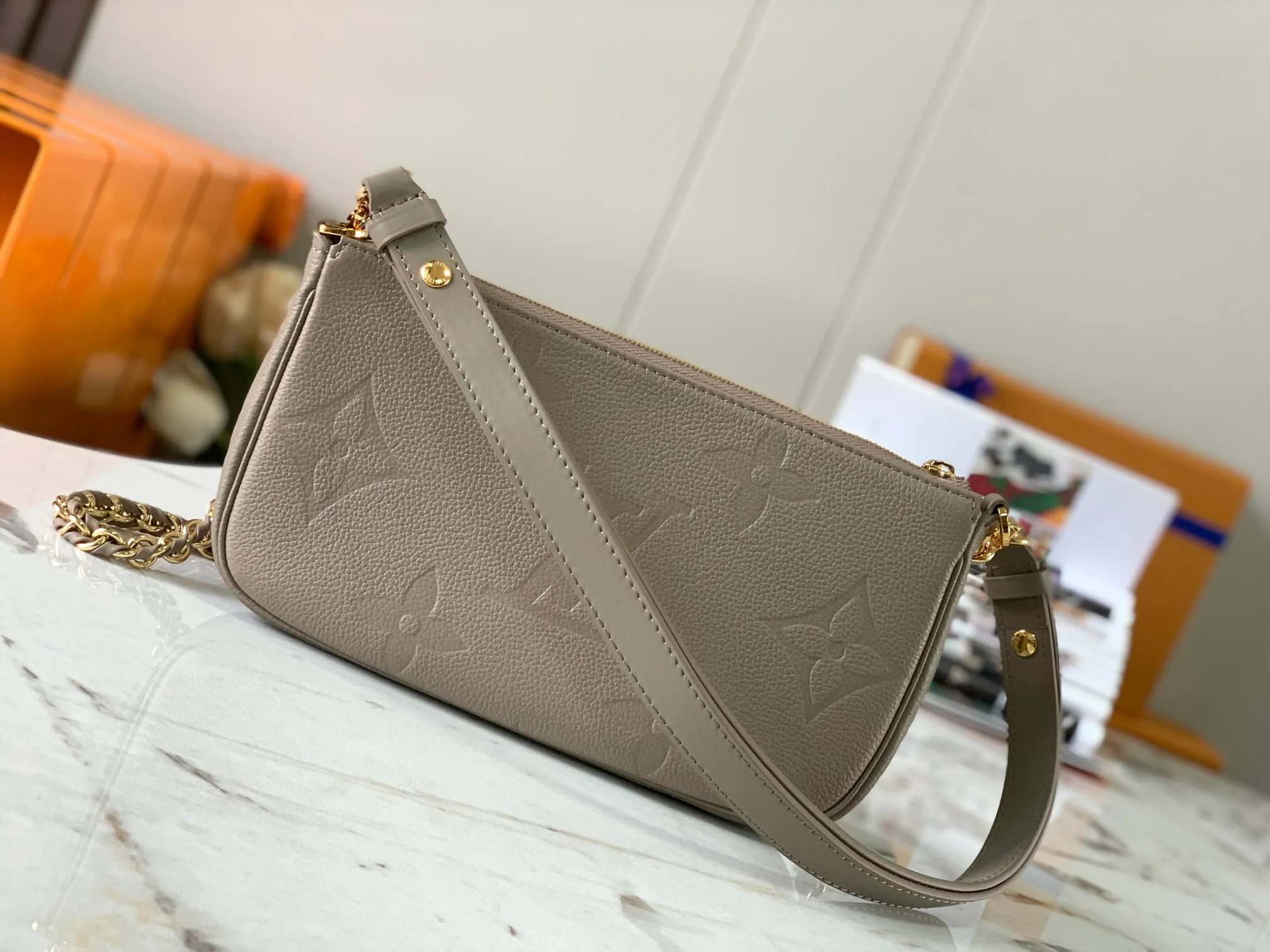 P1960 [Special quality original leather, all steel hardware 💋 M80399 elephant gray] This Multi Pochette Accessoires crossbody bag is made of Monogram Empreinte leather to create a two-in-one design. Its clutch, chain and leather shoulder strap are all detachable. The oversized Monogram embossing on the front complements the classic Monogram pattern on the gusset. Detailed features 25 x 14.5 x 4.5 cm (length x height x width)