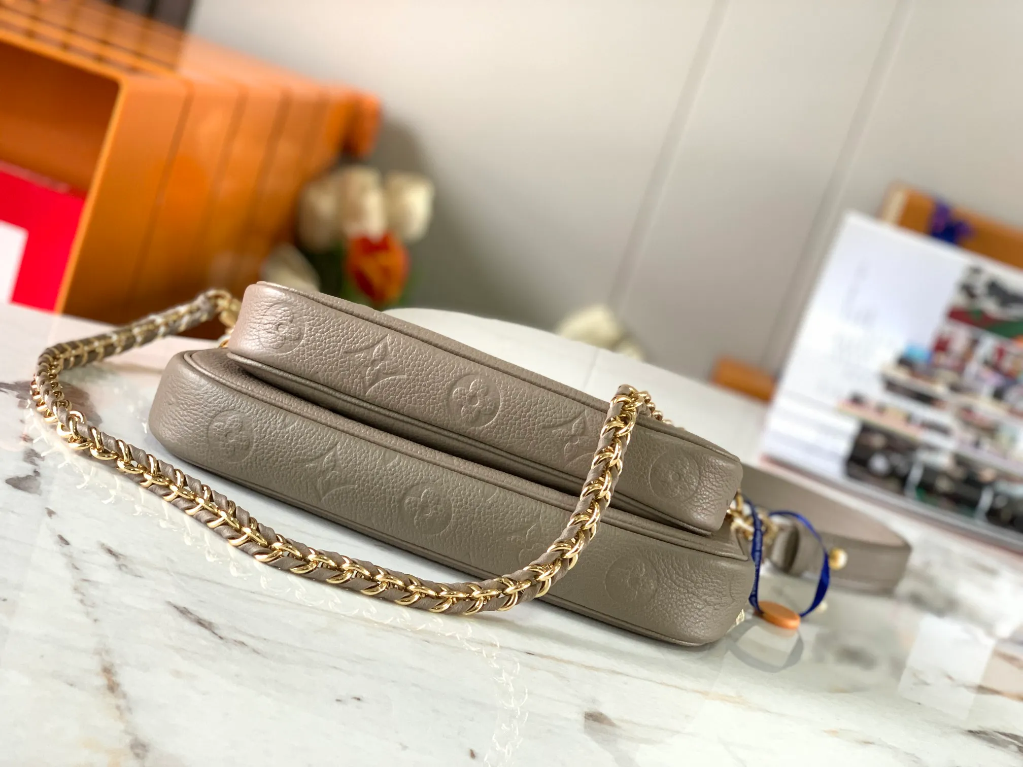 P1960 [Special quality original leather, all steel hardware 💋 M80399 elephant gray] This Multi Pochette Accessoires crossbody bag is made of Monogram Empreinte leather to create a two-in-one design. Its clutch, chain and leather shoulder strap are all detachable. The oversized Monogram embossing on the front complements the classic Monogram pattern on the gusset. Detailed features 25 x 14.5 x 4.5 cm (length x height x width)