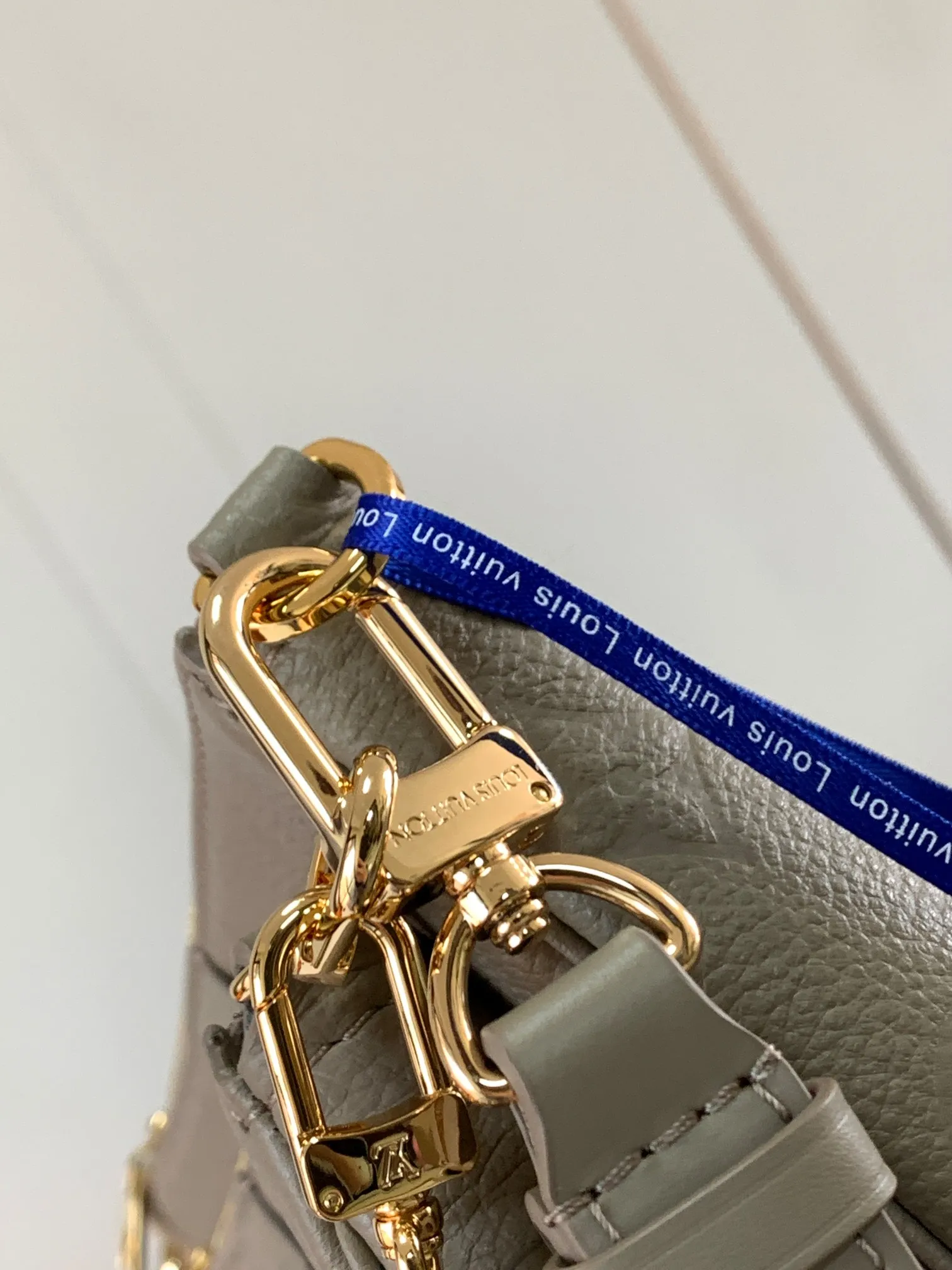 P1960 [Special quality original leather, all steel hardware 💋 M80399 elephant gray] This Multi Pochette Accessoires crossbody bag is made of Monogram Empreinte leather to create a two-in-one design. Its clutch, chain and leather shoulder strap are all detachable. The oversized Monogram embossing on the front complements the classic Monogram pattern on the gusset. Detailed features 25 x 14.5 x 4.5 cm (length x height x width)