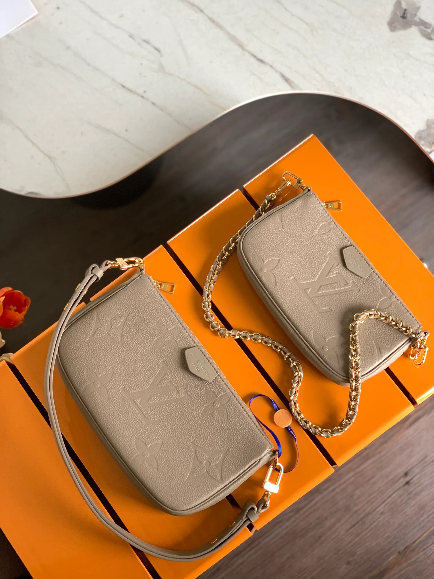P1960 [Special quality original leather, all steel hardware 💋 M80399 elephant gray] This Multi Pochette Accessoires crossbody bag is made of Monogram Empreinte leather to create a two-in-one design. Its clutch, chain and leather shoulder strap are all detachable. The oversized Monogram embossing on the front complements the classic Monogram pattern on the gusset. Detailed features 25 x 14.5 x 4.5 cm (length x height x width)