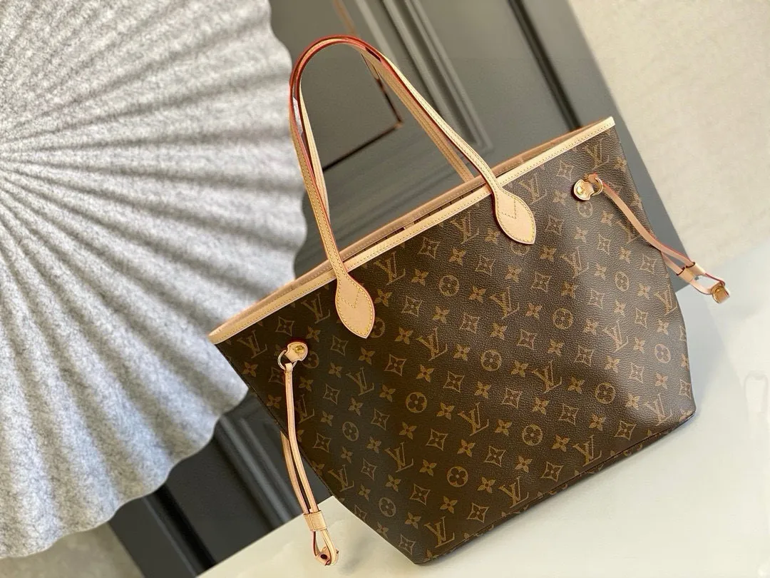 💰760 (medium steel nails) top original order M40995 NEVERFULL medium handbag Neverfull classic handbag, explore the exquisite details inside the bag. The redesigned interior pockets feature a fresh fabric lining, especially the detachable zippered clutch, which can be used alone as a sophisticated clutch or as an additional pocket. Bright lining tones add a more lively feel to Monogram's classic canvas. Detailed features 31 x 28 x 14 cm (Length x Height x Width) Redesigned interior pocket with details inspired by the Louis Vuitton archives Pocket lined with linen fabric Removable zipped clutch with tonal interior pocket Natural cowhide leather trim Shiny gold-tone hardware Handles: Double handle